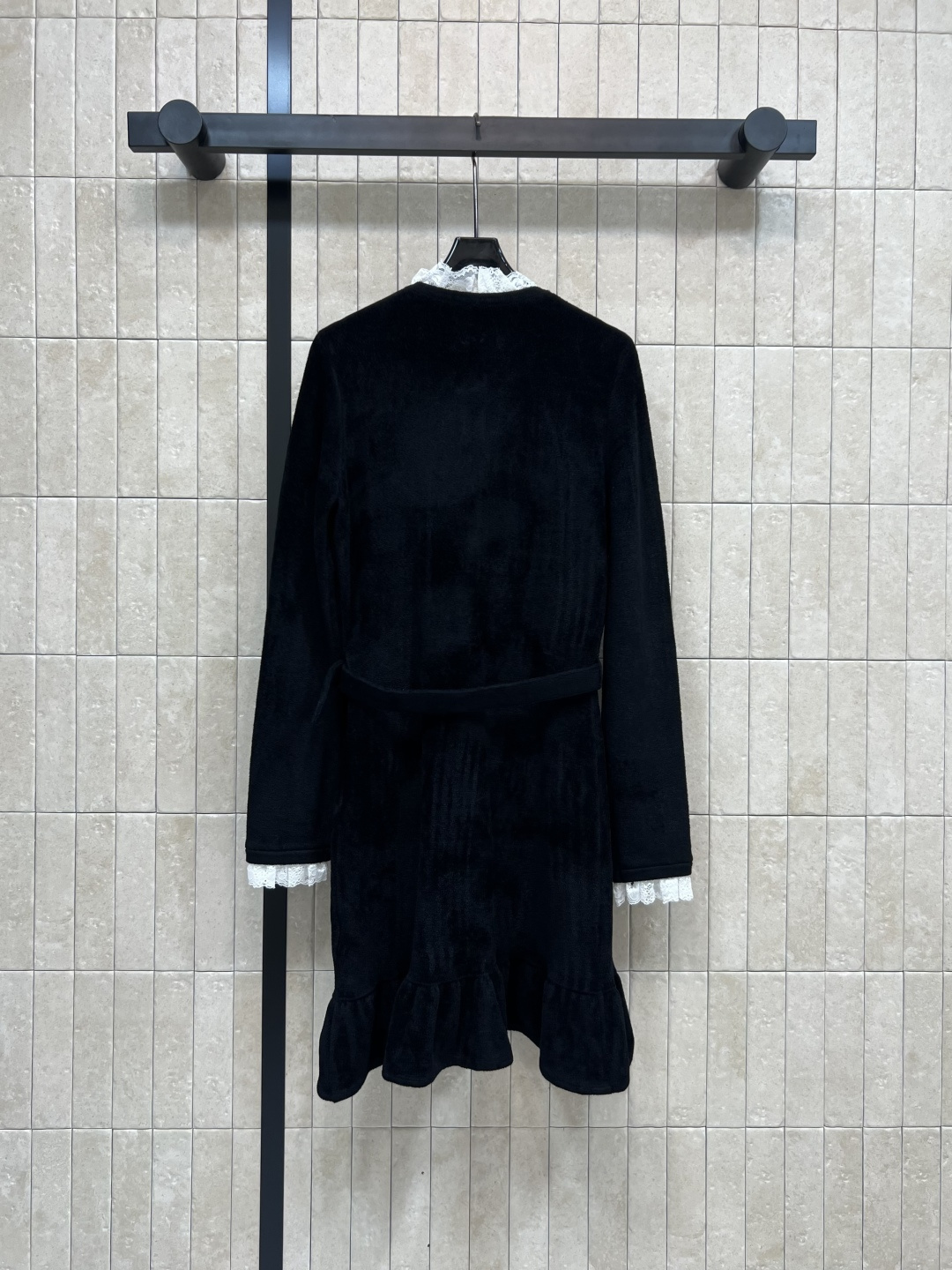 self 25早秋新款 丝绒雪尼尔长袖连衣裙 蕾丝花边点缀 定制水钻扣饰装饰 定制丝绒面料上身很舒适修身