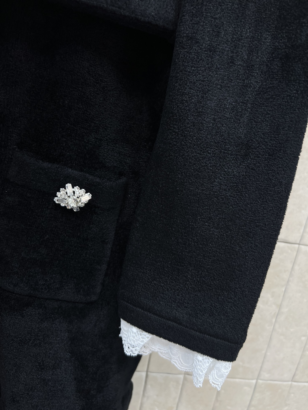 self 25早秋新款 丝绒雪尼尔长袖连衣裙 蕾丝花边点缀 定制水钻扣饰装饰 定制丝绒面料上身很舒适修身