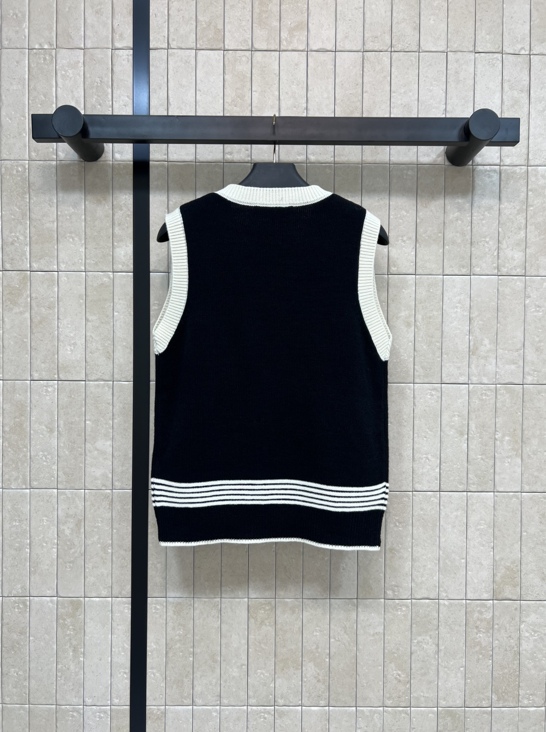 V家 25早秋新款 李宇春同款针织马甲 鬼马猫咪图案针织撞色马甲 减龄又童趣感十足 撞色的图案让人眼前一