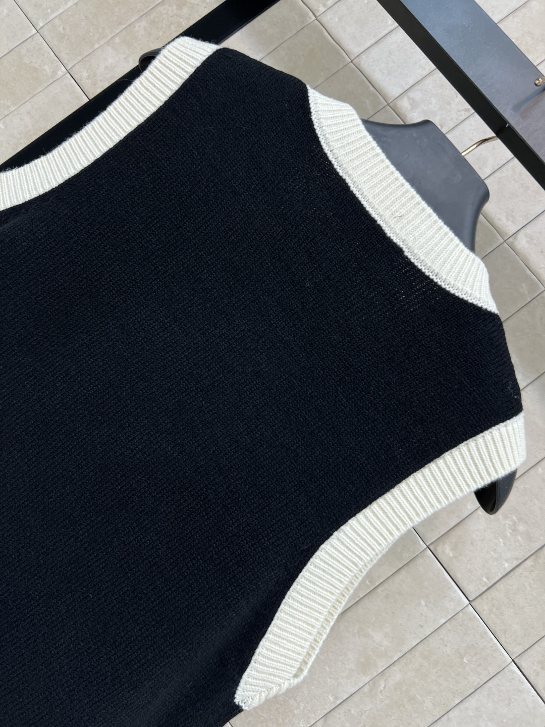 V家 25早秋新款 李宇春同款针织马甲 鬼马猫咪图案针织撞色马甲 减龄又童趣感十足 撞色的图案让人眼前一