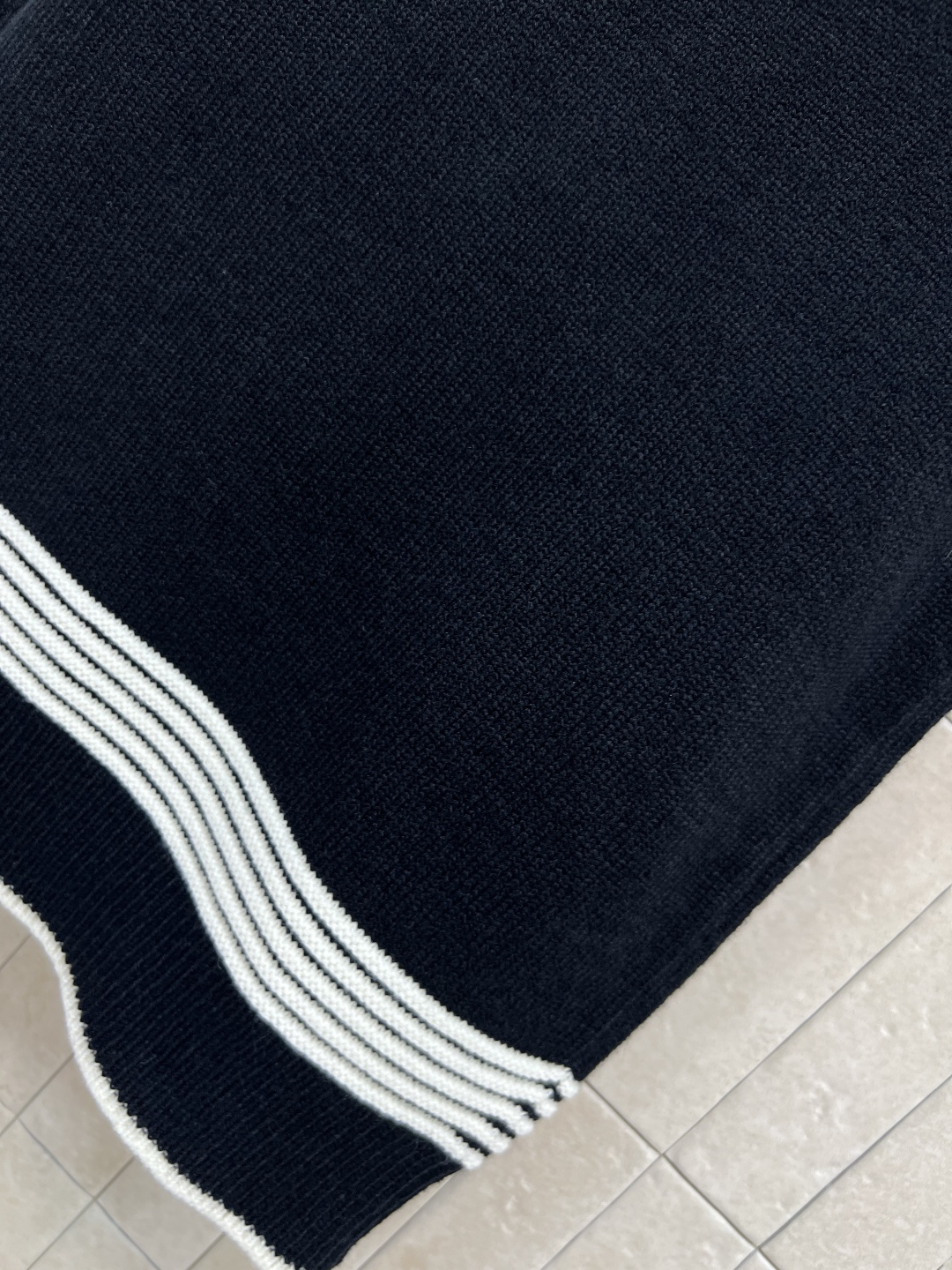 V家 25早秋新款 李宇春同款针织马甲 鬼马猫咪图案针织撞色马甲 减龄又童趣感十足 撞色的图案让人眼前一