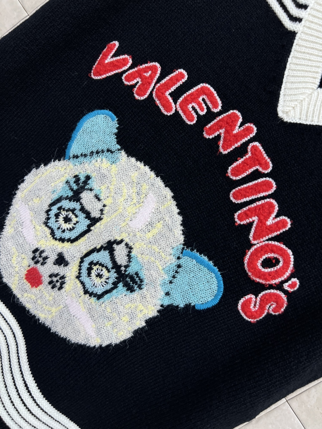 V家 25早秋新款 李宇春同款针织马甲 鬼马猫咪图案针织撞色马甲 减龄又童趣感十足 撞色的图案让人眼前一