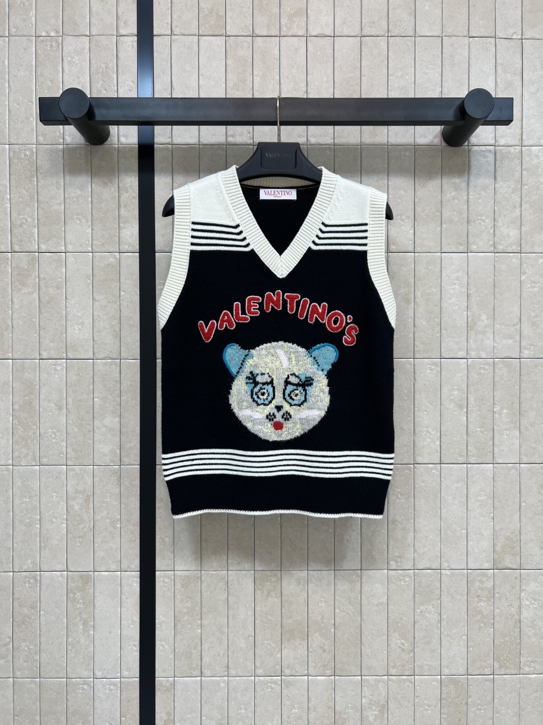 NO:476022,V Home 25 early autumn new style Li Yuchun same knitted vest, ghost cat pattern knitted contrasting vest, age-reducing and childlike, contrasting patterns make people shine, vest without vest, handsome, casual and fashionable small items, one color three-code Size/S-M-L,,alexander wang19860909V家 25早秋新款 李宇春同款针织马甲 鬼马猫咪图案针织撞色马甲 减龄又童趣感十足 撞色的图案让人眼前一亮 无马甲背心 无论单穿叠搭都是很帅气 休闲又时髦小单品 一色三码 Size/S-M-L,,alexander wang,Women's clothing