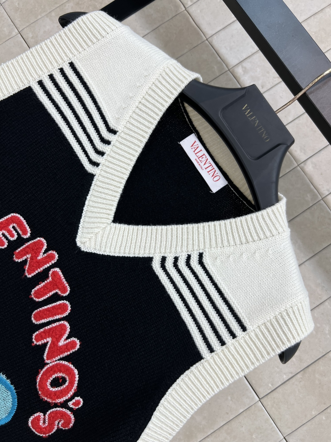 V家 25早秋新款 李宇春同款针织马甲 鬼马猫咪图案针织撞色马甲 减龄又童趣感十足 撞色的图案让人眼前一