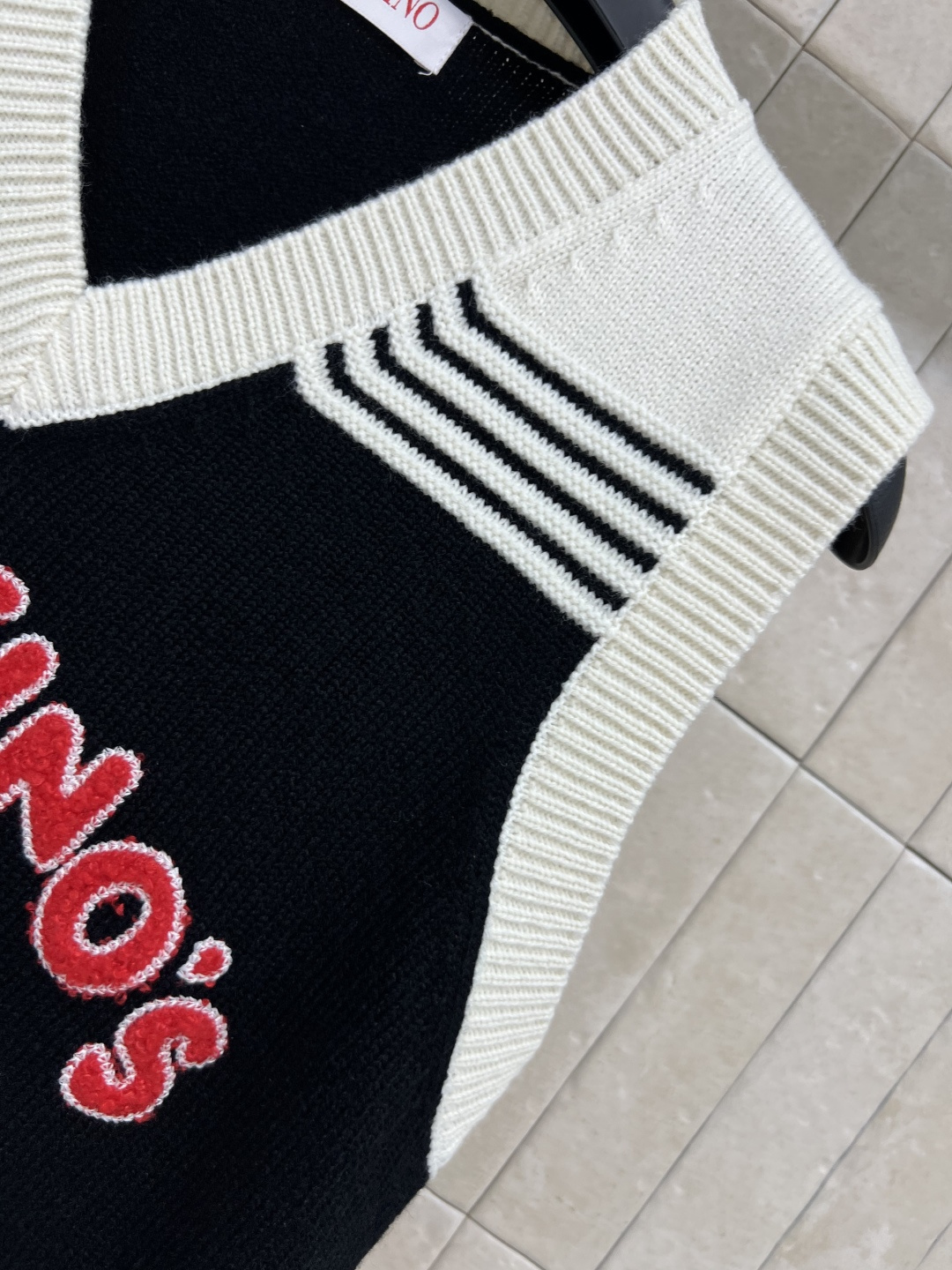 V家 25早秋新款 李宇春同款针织马甲 鬼马猫咪图案针织撞色马甲 减龄又童趣感十足 撞色的图案让人眼前一