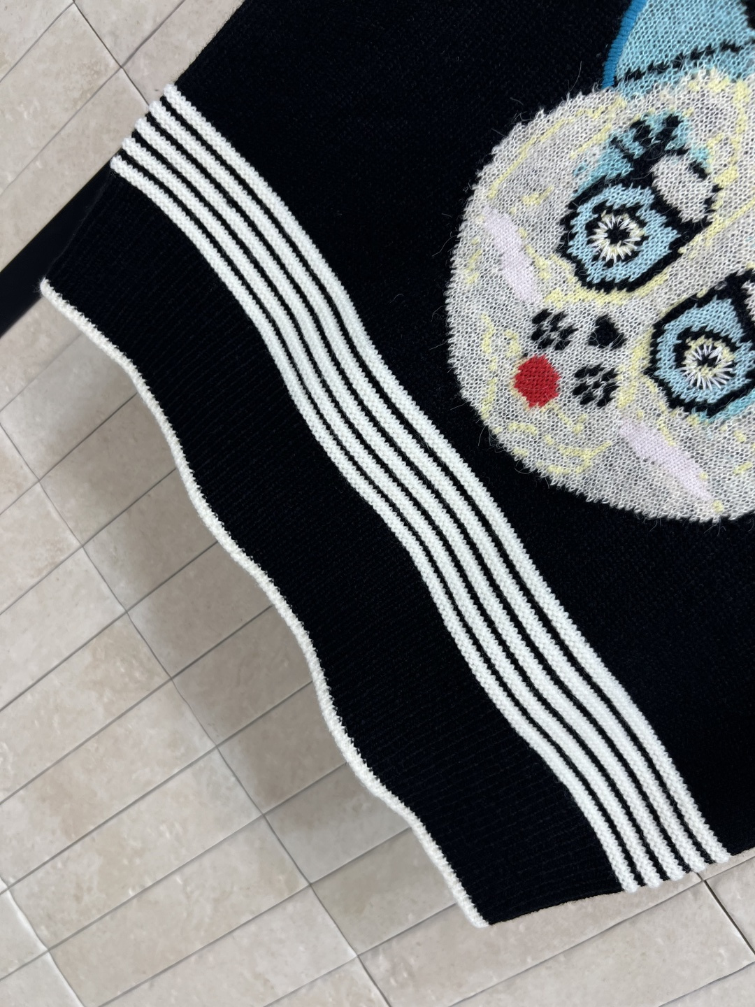 V家 25早秋新款 李宇春同款针织马甲 鬼马猫咪图案针织撞色马甲 减龄又童趣感十足 撞色的图案让人眼前一