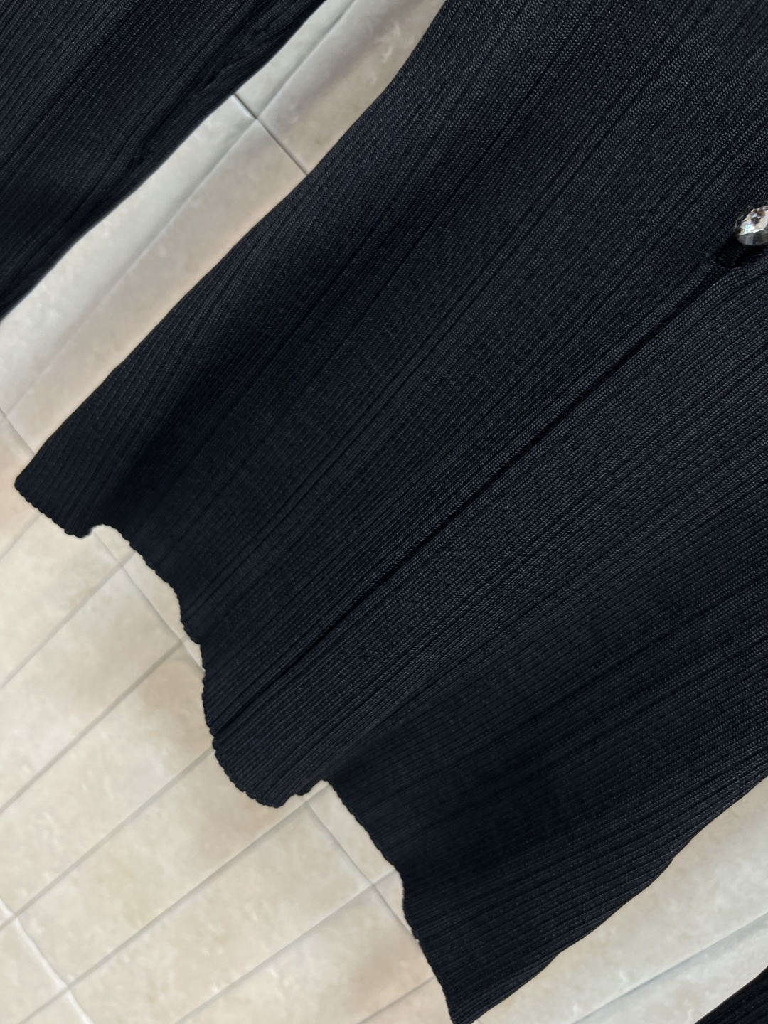 25早秋新款 蕾丝V领针织开衫 经典修身针织修身开衫 简约时尚 V领水晶扣开衫设计  独特设计  凸显气