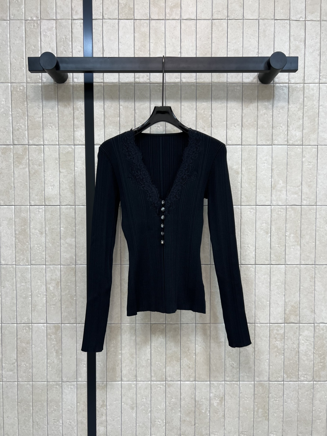 NO:476035,New early autumn style lace V-neck knitted cardigan classic slim knitted cardigan simple and fashionable V-neck crystal button cardigan design unique design highlights temperament and shows feminine elegance and charm to make you stand out from the crowd One color three-code Size/S-M-L,,alexander wang19860909早秋新款 蕾丝V领针织开衫 经典修身针织修身开衫 简约时尚 V领水晶扣开衫设计 独特设计 凸显气质 展现女性优雅魅力 让你在人群中脱颖而出 一色三码Size/S-M-L,,alexander wang,Women's clothing