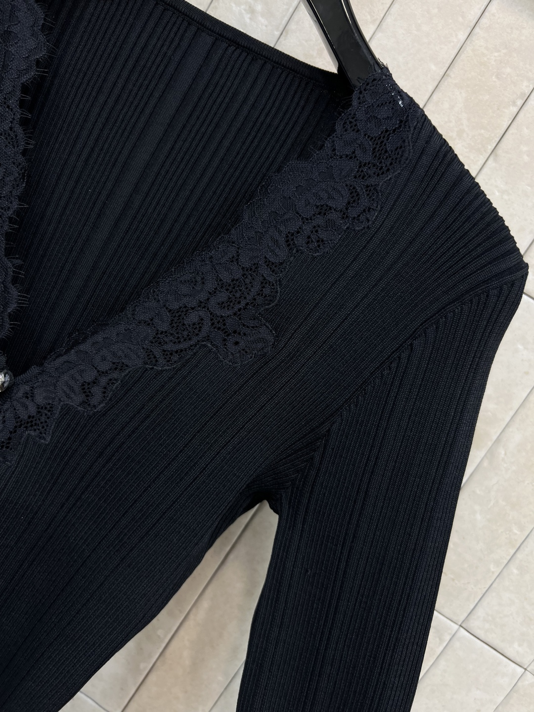 25早秋新款 蕾丝V领针织开衫 经典修身针织修身开衫 简约时尚 V领水晶扣开衫设计  独特设计  凸显气