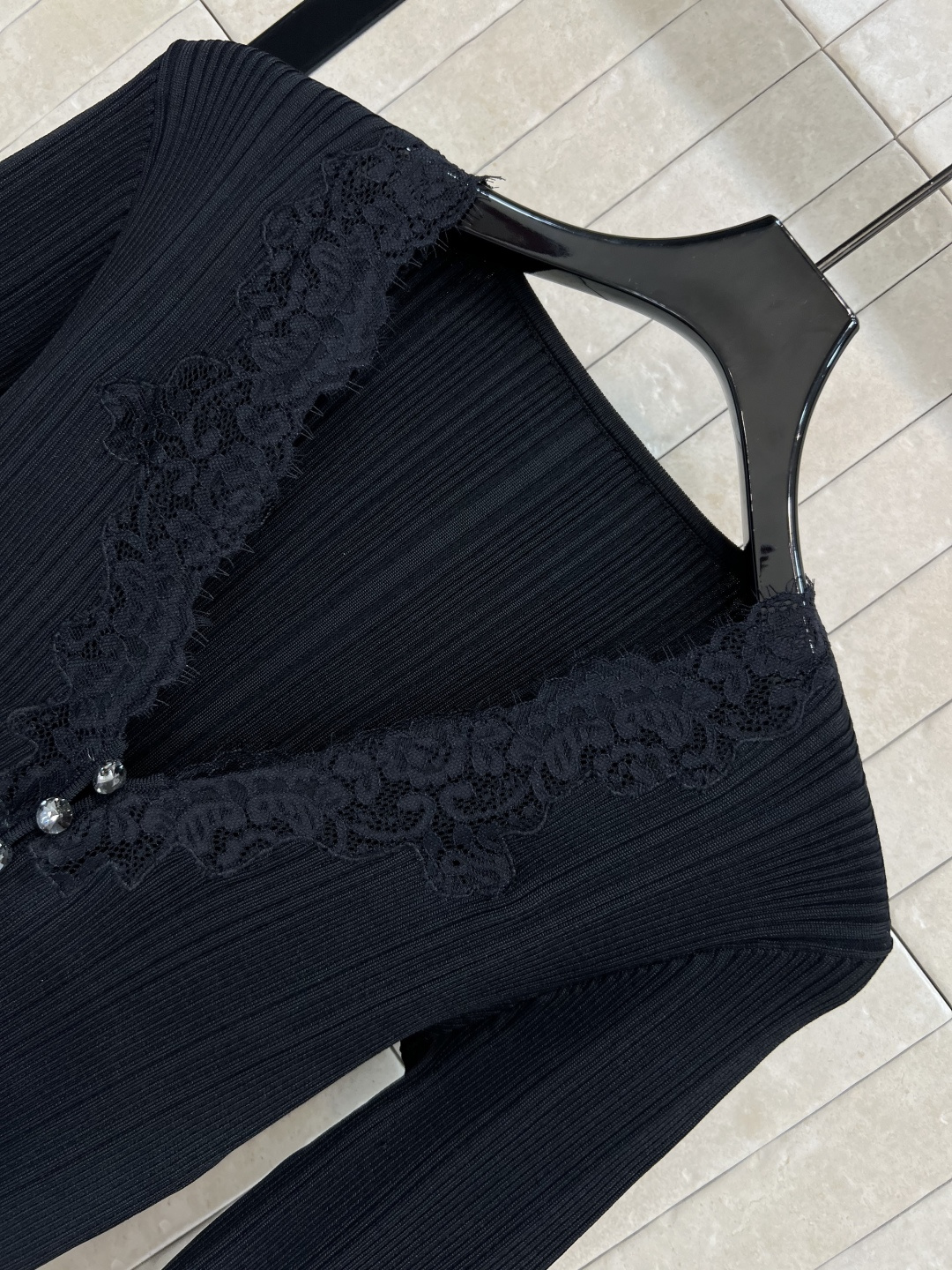 25早秋新款 蕾丝V领针织开衫 经典修身针织修身开衫 简约时尚 V领水晶扣开衫设计  独特设计  凸显气