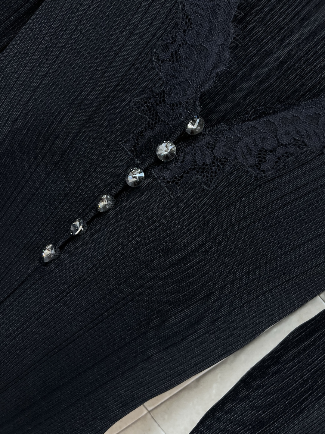 25早秋新款 蕾丝V领针织开衫 经典修身针织修身开衫 简约时尚 V领水晶扣开衫设计  独特设计  凸显气