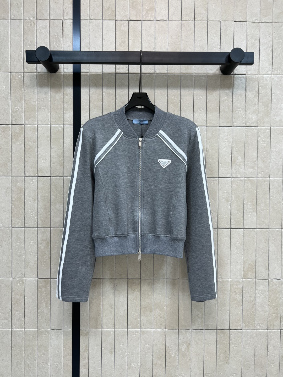 NO:476009,PD Home 25 early autumn new style, small stand-up collar casual jacket, small loose fit, cool and stylish brand logo embellishment made of two-way zipper, simple design creates high-end fashionable items, wear different fashionable atmosphere, classic triangle logo decoration on the chest, casual and fashionable, daily external wear, cool and stylish, double the style of the single item selection, one color, three-code Size/S-M-L,,dior, jackets & coats,alexander wang19860909PD家 25早秋新款 小立领休闲外套 小宽松版型酷帅有型 双向拉链做的品牌Logo点缀 简约设计打造高级时髦单品 穿出不一样的时髦气息 胸口经典三角标装饰 休闲又时尚百搭 日常外搭酷帅有型 单品选对时髦翻倍 一色三码Size/S-M-L,,dior,jackets & coats,alexander wang,Women's clothing