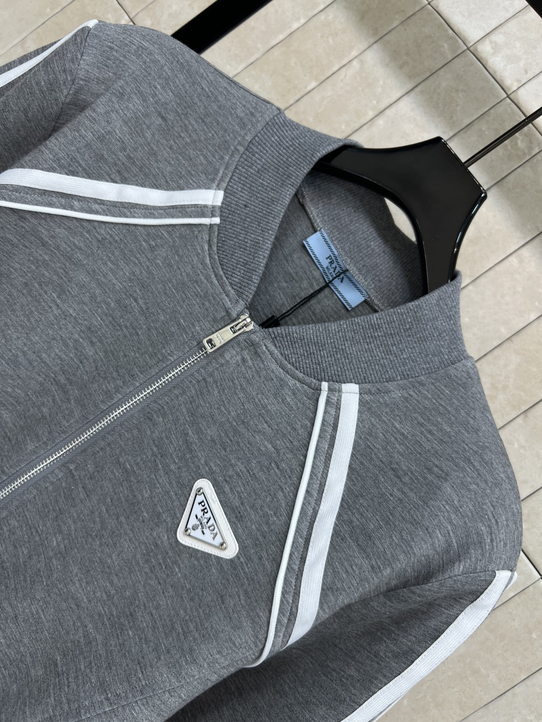 PD家 25早秋新款 小立领休闲外套 小宽松版型酷帅有型  双向拉链做的品牌Logo点缀 简约设计打造高