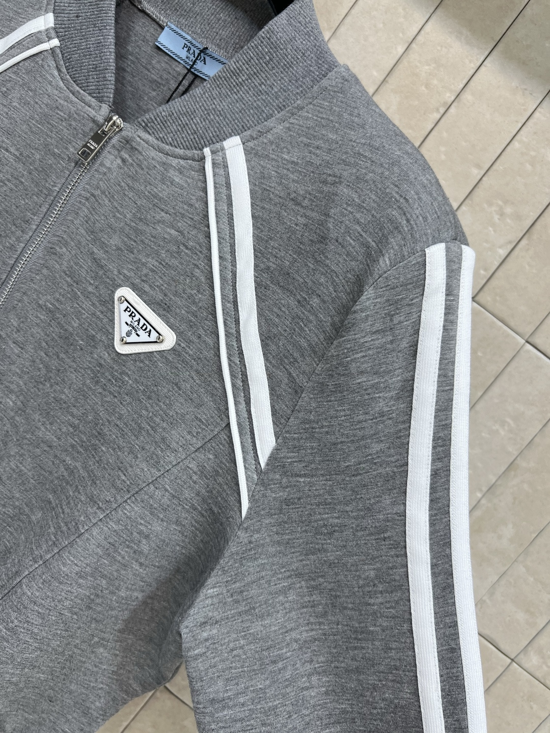 PD家 25早秋新款 小立领休闲外套 小宽松版型酷帅有型  双向拉链做的品牌Logo点缀 简约设计打造高