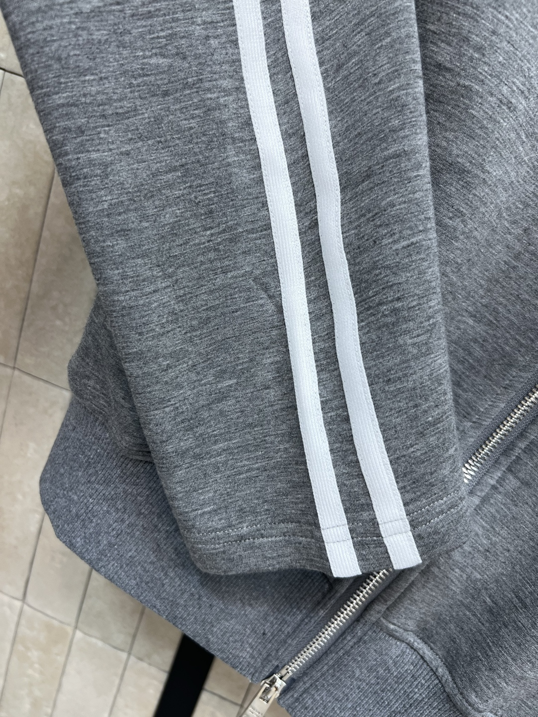 PD家 25早秋新款 小立领休闲外套 小宽松版型酷帅有型  双向拉链做的品牌Logo点缀 简约设计打造高