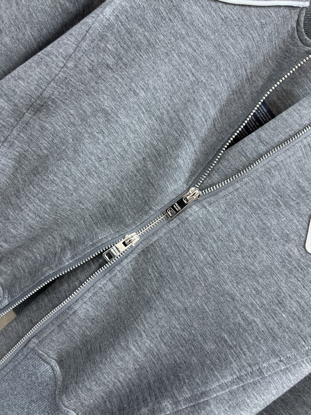 PD家 25早秋新款 小立领休闲外套 小宽松版型酷帅有型  双向拉链做的品牌Logo点缀 简约设计打造高