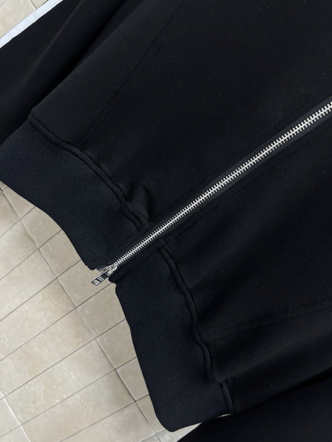 PD家 25早秋新款 小立领休闲外套 小宽松版型酷帅有型  双向拉链做的品牌Logo点缀 简约设计打造高