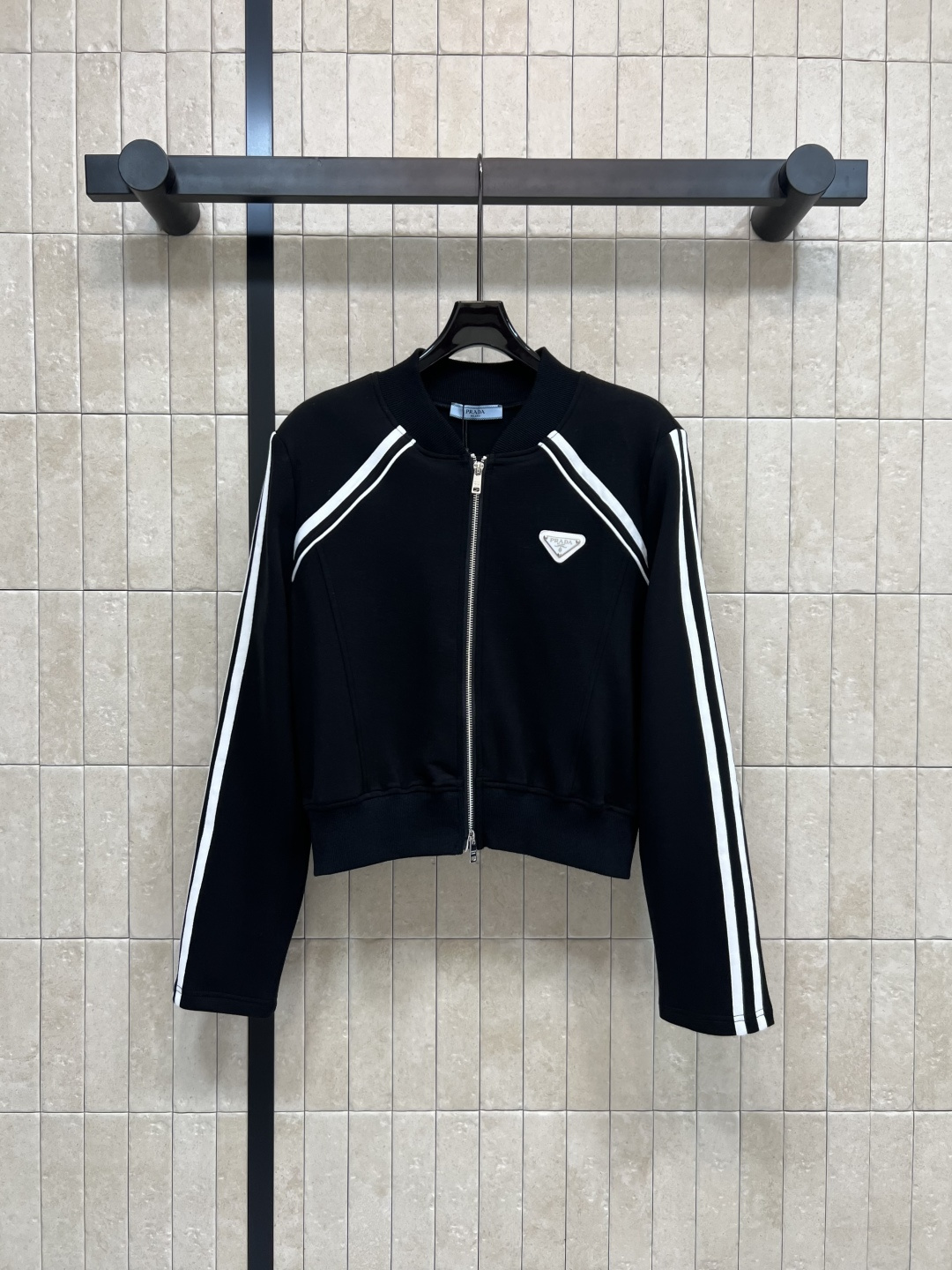 NO:476023,PD Home 25 early autumn new style, small stand-up collar casual jacket, small loose fit, cool and stylish brand logo embellishment made of two-way zipper, simple design to create high-end fashionable items, wear different fashionable atmosphere, classic triangle logo decoration on the chest, casual and fashionable, daily external wear, cool and stylish, double the style of the single item selection, one color three-code Size/S-M-L,,dior, jackets & coats,alexander wang19860909PD家 25早秋新款 小立领休闲外套 小宽松版型酷帅有型 双向拉链做的品牌Logo点缀 简约设计打造高级时髦单品 穿出不一样的时髦气息 胸口经典三角标装饰 休闲又时尚百搭 日常外搭酷帅有型 单品选对时髦翻倍 一色三码Size/S-M-L,,dior,jackets & coats,alexander wang,Women's clothing