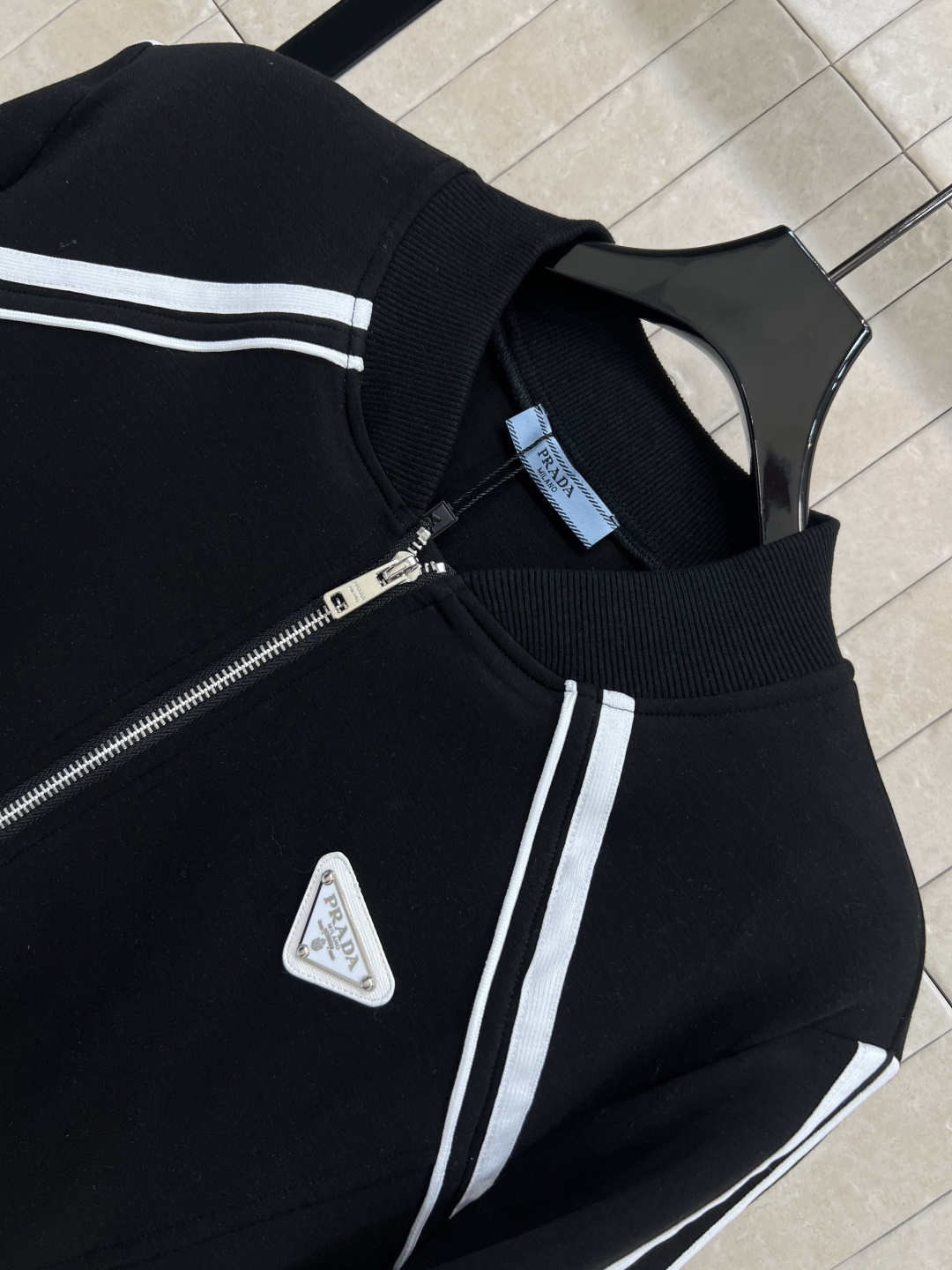 PD家 25早秋新款 小立领休闲外套 小宽松版型酷帅有型  双向拉链做的品牌Logo点缀 简约设计打造高