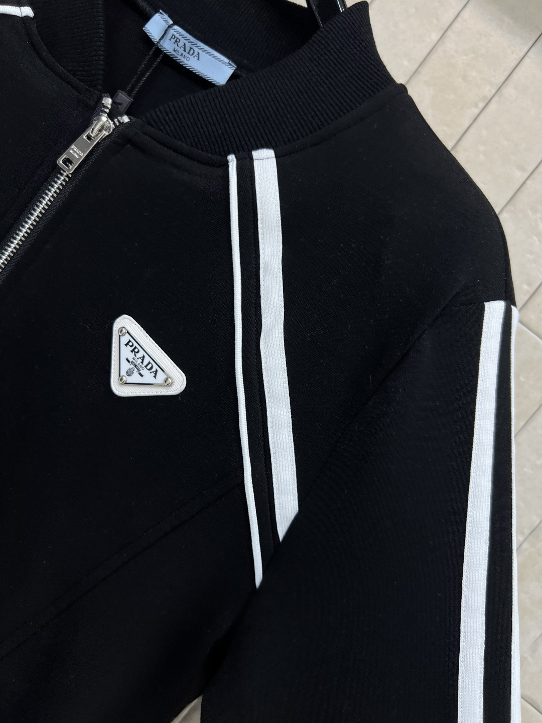 PD家 25早秋新款 小立领休闲外套 小宽松版型酷帅有型  双向拉链做的品牌Logo点缀 简约设计打造高