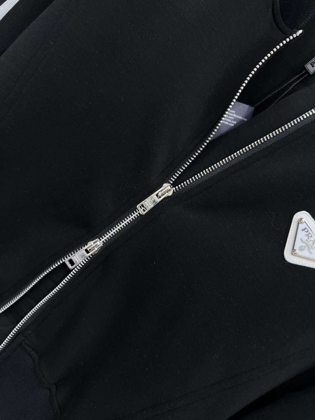 PD家 25早秋新款 小立领休闲外套 小宽松版型酷帅有型  双向拉链做的品牌Logo点缀 简约设计打造高