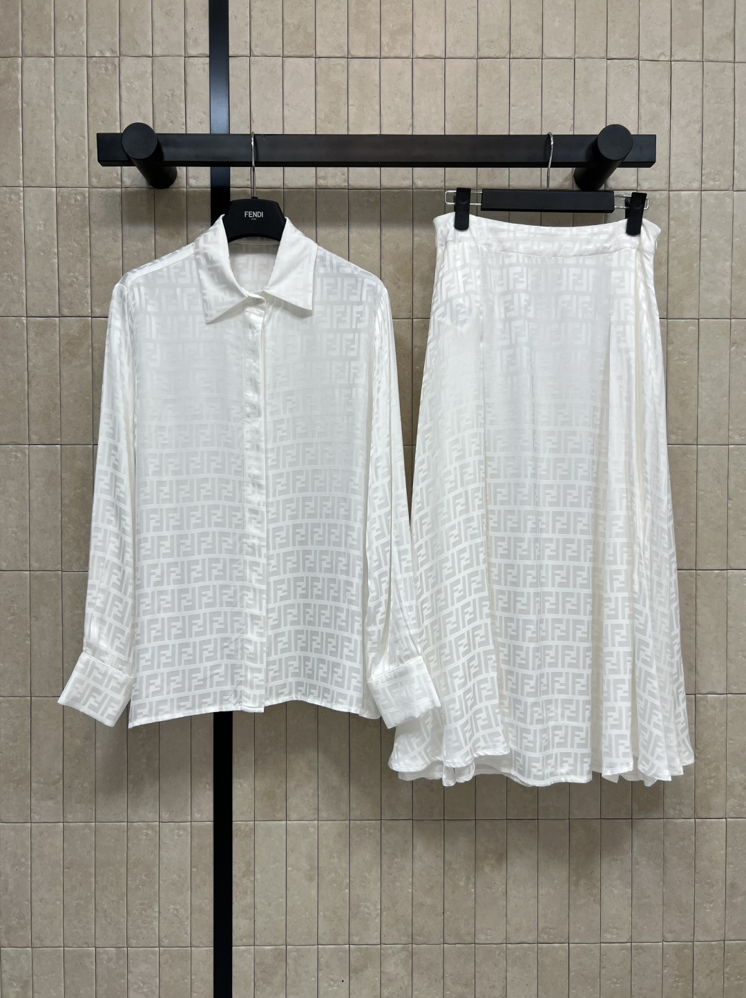 NO:477617,Top skirt FD Home 25 early autumn new style FF silk jacquard casual suit Lapel shirt + high waist pleated skirt Custom made silk jacquard fabric Excellent gloss texture under different lighting High waistline easily raises the legs and strong wearability. The fabric is thin and not pressed. Matched with the same series of shirts, sweet or salty, lazy temperament, a set of upper body makes it look slim and age-reducing, good date and leisure, two colors and three-code Size/S-M-L,,dior, skirts, shirts, alexander wang19860909上衣半裙FD家 25早秋新款 FF人丝提花休闲套装 翻领衬衫+高腰压褶半身裙 定做人丝提花面料 在不同灯光下的光泽质感都极佳 高腰线轻松抬高腿部比例实穿性强 面料轻薄不压身 搭配同系列衬衫 可甜可咸慵懒风气质 一套上身超级显瘦减龄 约会休闲都不错 两色三码Size/S-M-L,,dior,skirts,shirts,alexander wang,Women's clothing