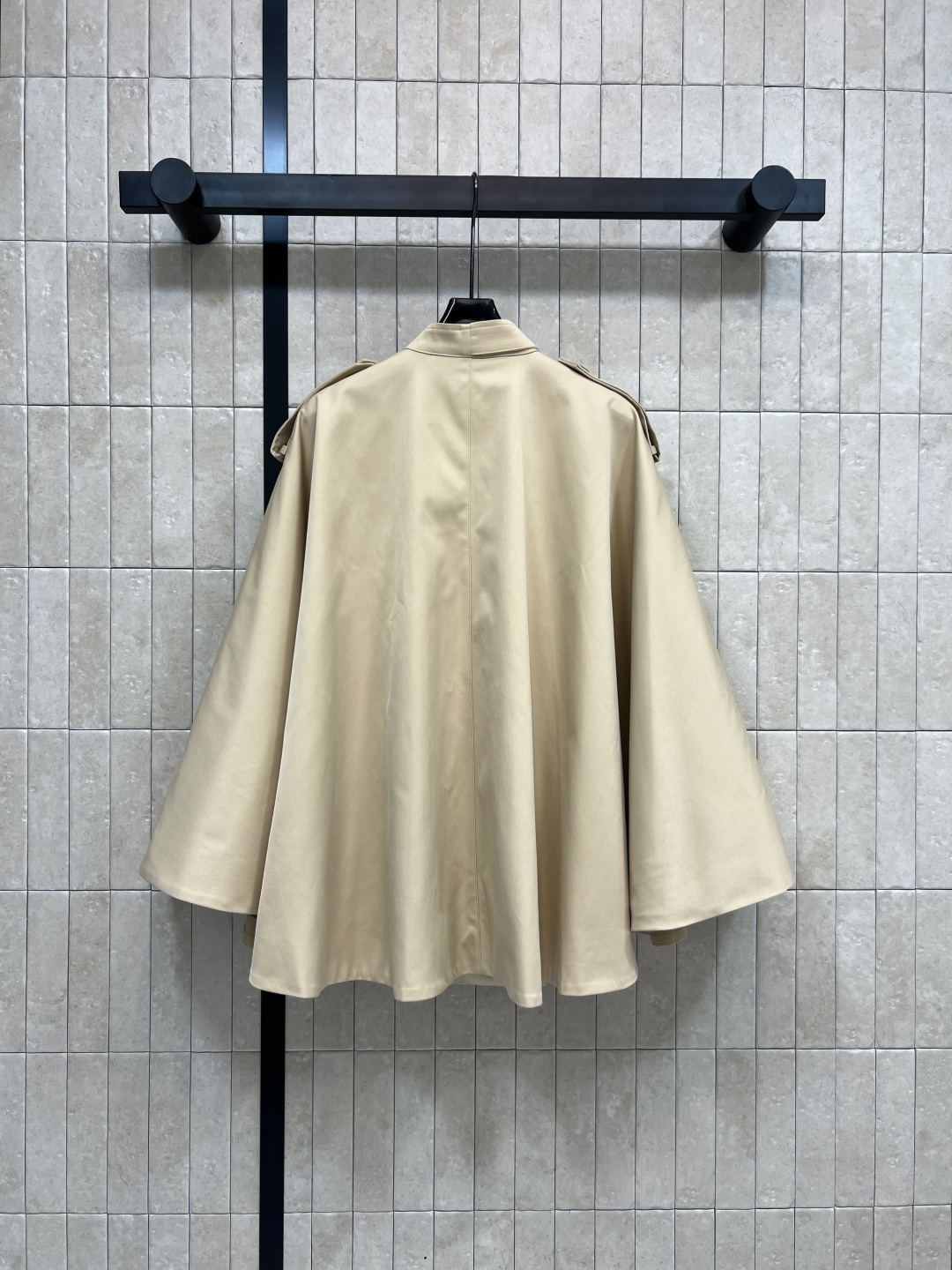 B家 25早秋新款 立领双排扣斗篷风衣 时髦又有风度 短款设计 上身拉长身材比例 更显高挑 落肩利落干练