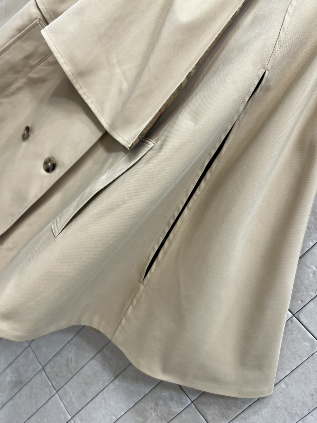 B家 25早秋新款 立领双排扣斗篷风衣 时髦又有风度 短款设计 上身拉长身材比例 更显高挑 落肩利落干练