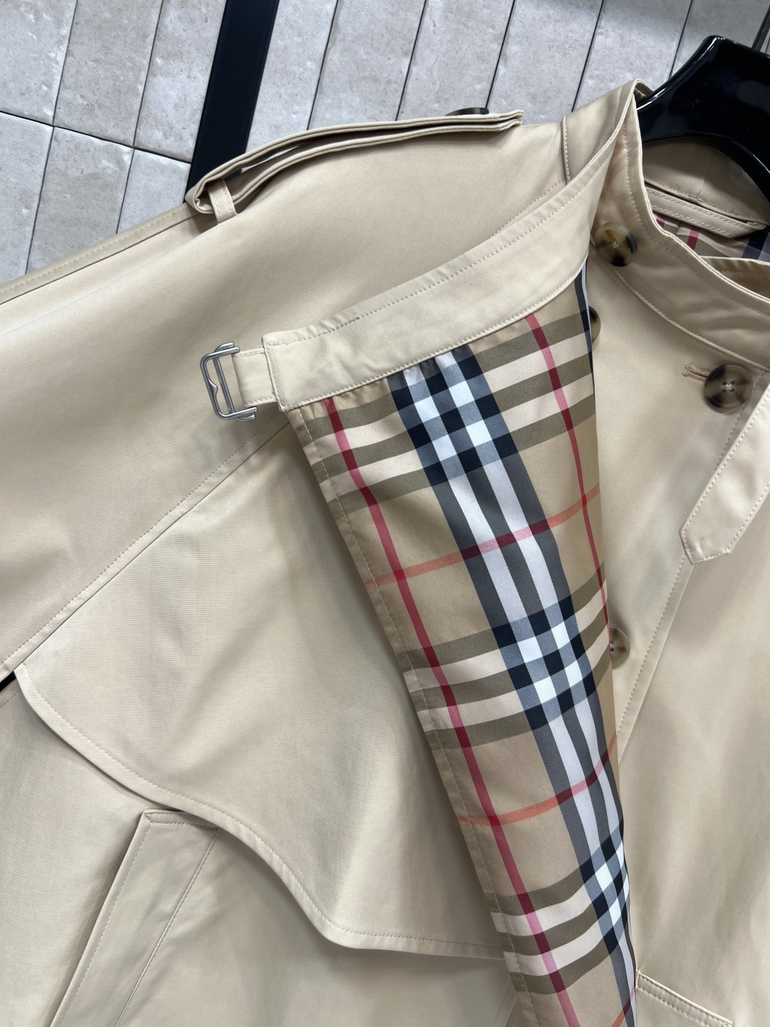 B家 25早秋新款 立领双排扣斗篷风衣 时髦又有风度 短款设计 上身拉长身材比例 更显高挑 落肩利落干练