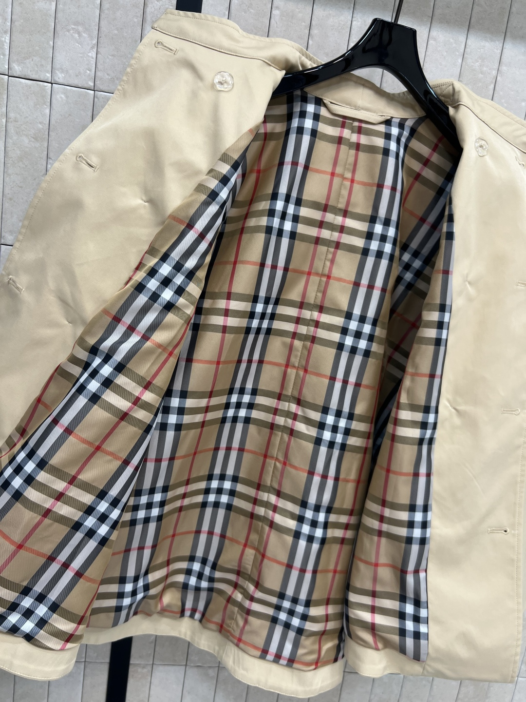 B家 25早秋新款 立领双排扣斗篷风衣 时髦又有风度 短款设计 上身拉长身材比例 更显高挑 落肩利落干练