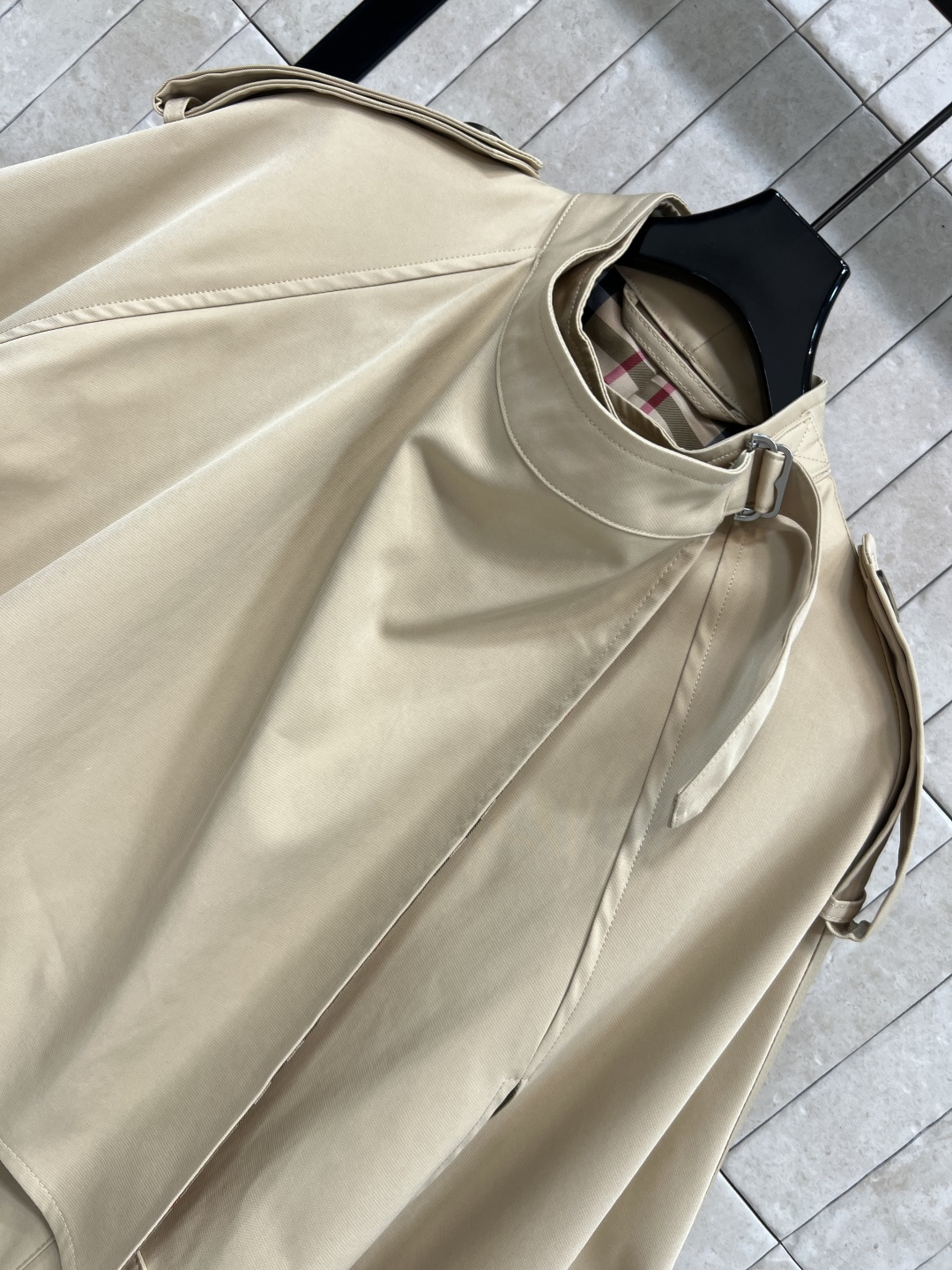 B家 25早秋新款 立领双排扣斗篷风衣 时髦又有风度 短款设计 上身拉长身材比例 更显高挑 落肩利落干练