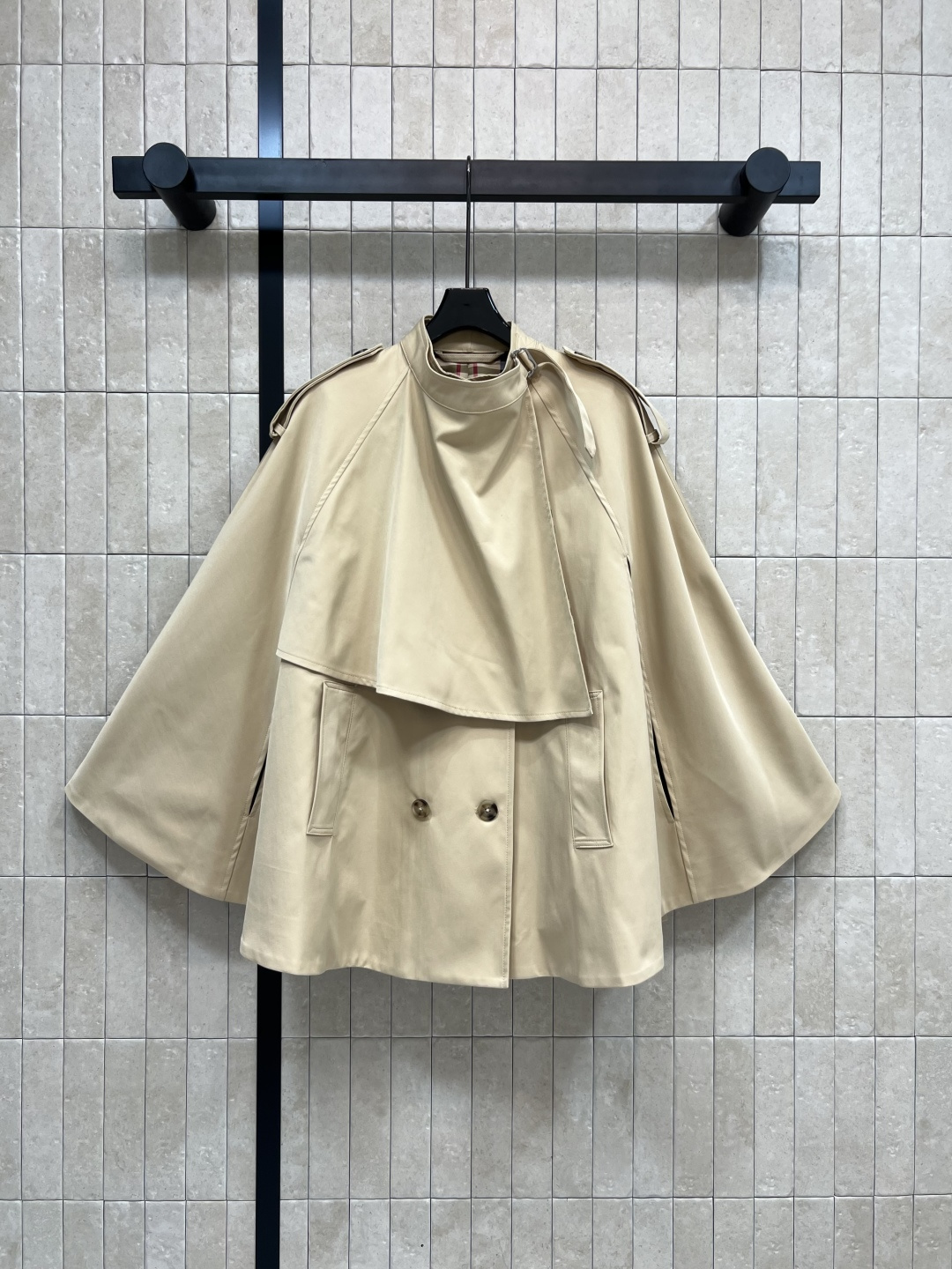 NO:476046,B home 25 early autumn new style, stand-up collar double-breasted cloak windbreaker, fashionable and graceful, short design, the upper body lengthens the body proportions, makes it taller, shoulder-falling and capable tailoring, very inclusive, classic and atmospheric, three-dimensional and stylish, low-key and luxurious texture, classic check lining, everyday versatile and fashionable, two-color three-code Size/S-M-L,,alexander wang19860909B家 25早秋新款 立领双排扣斗篷风衣 时髦又有风度 短款设计 上身拉长身材比例 更显高挑 落肩利落干练剪裁廓形感 很有包容性 经典大气 立体有型 低调奢华质感 经典格纹内衬 日常百搭又时髦 两色三码Size/S-M-L,,alexander wang,Women's clothing