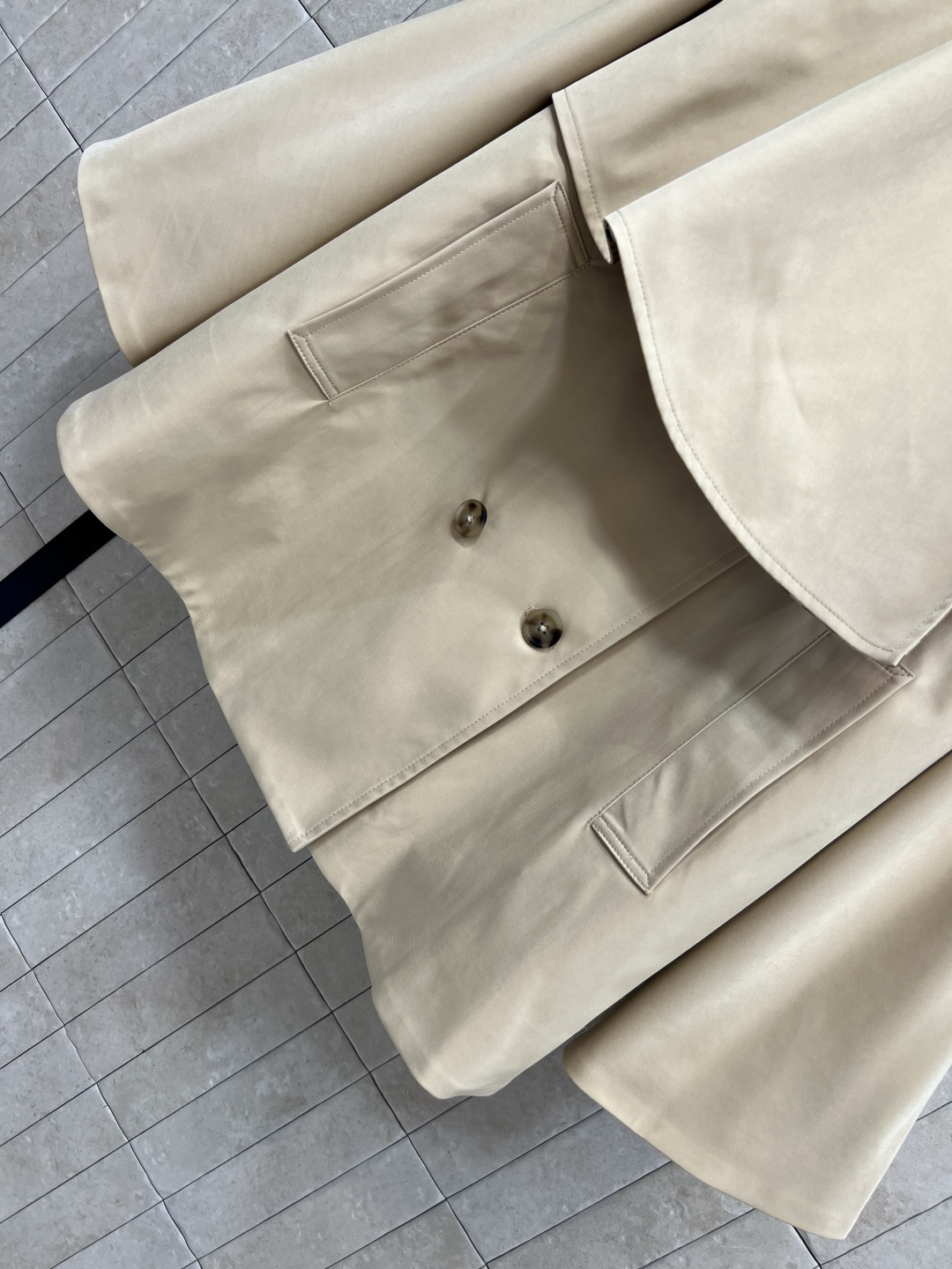 B家 25早秋新款 立领双排扣斗篷风衣 时髦又有风度 短款设计 上身拉长身材比例 更显高挑 落肩利落干练