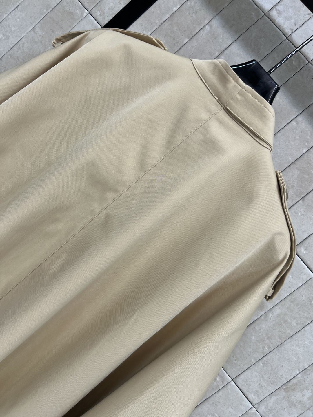 B家 25早秋新款 立领双排扣斗篷风衣 时髦又有风度 短款设计 上身拉长身材比例 更显高挑 落肩利落干练