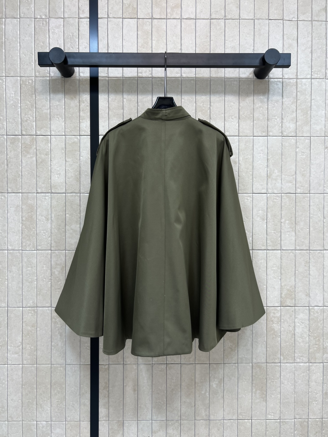 B家 25早秋新款 立领双排扣斗篷风衣 时髦又有风度 短款设计 上身拉长身材比例 更显高挑 落肩利落干练