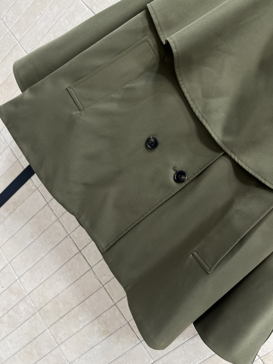 B家 25早秋新款 立领双排扣斗篷风衣 时髦又有风度 短款设计 上身拉长身材比例 更显高挑 落肩利落干练