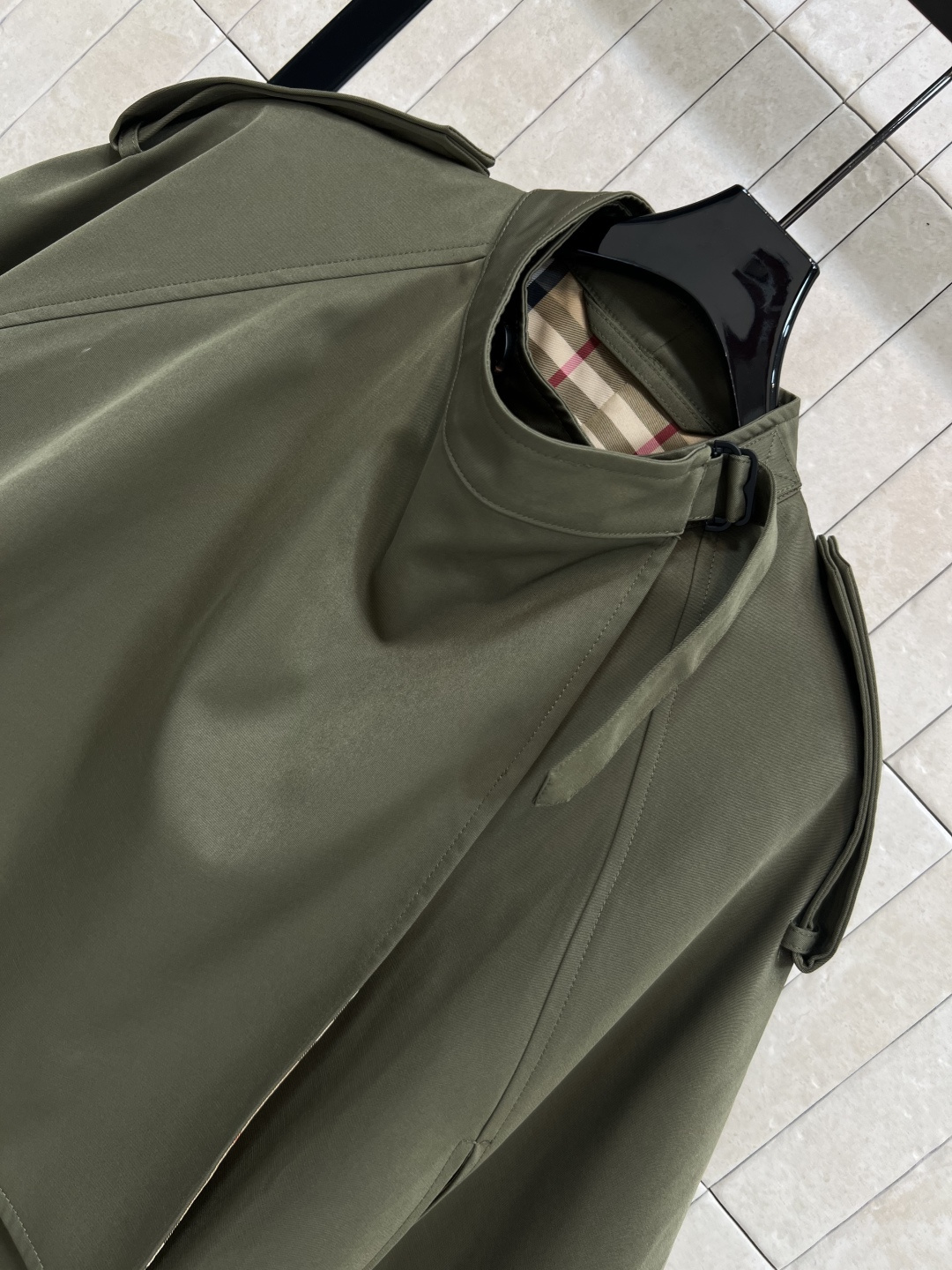 B家 25早秋新款 立领双排扣斗篷风衣 时髦又有风度 短款设计 上身拉长身材比例 更显高挑 落肩利落干练