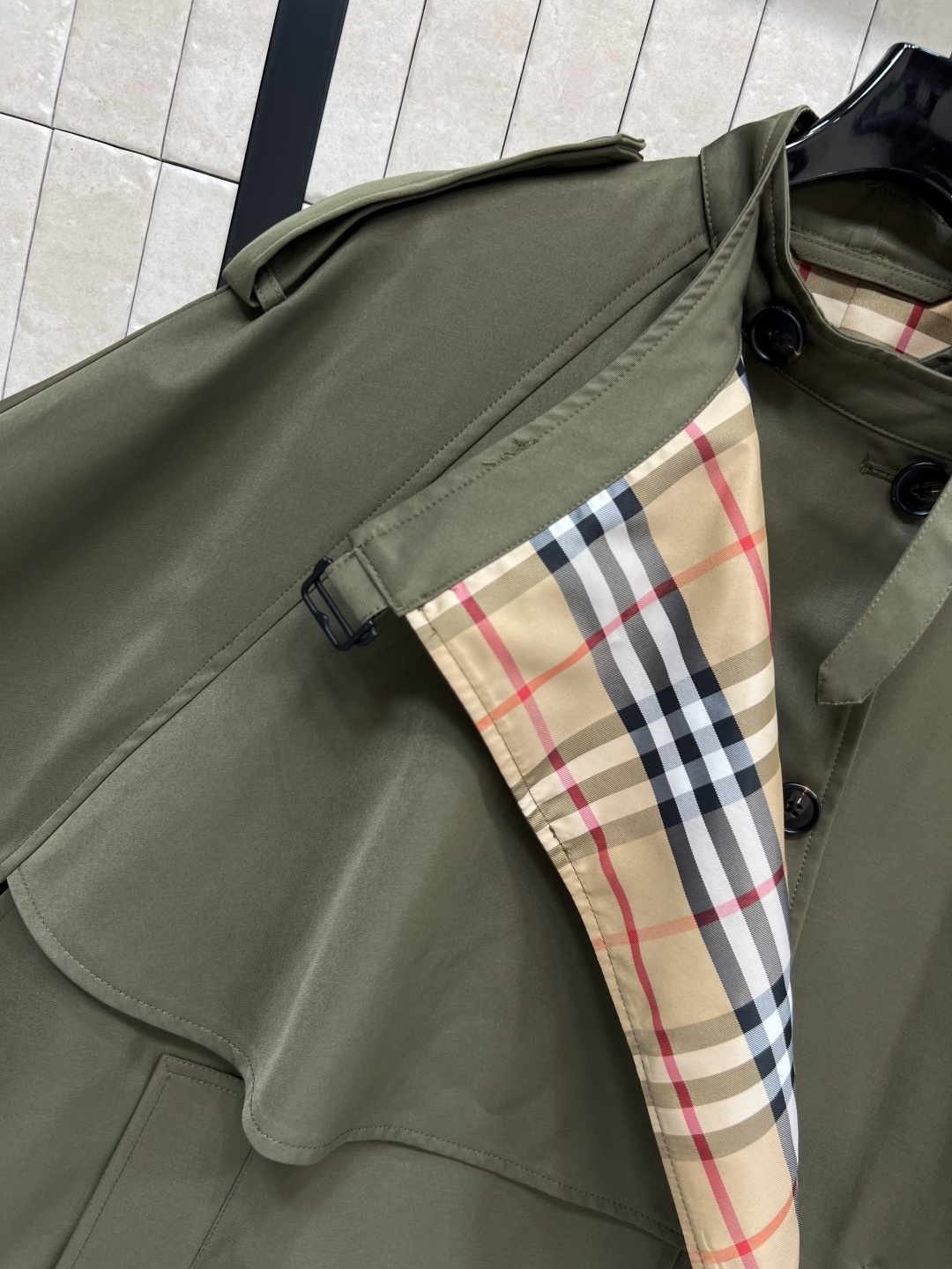 B家 25早秋新款 立领双排扣斗篷风衣 时髦又有风度 短款设计 上身拉长身材比例 更显高挑 落肩利落干练