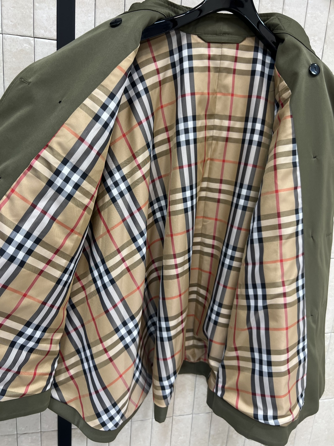 B家 25早秋新款 立领双排扣斗篷风衣 时髦又有风度 短款设计 上身拉长身材比例 更显高挑 落肩利落干练