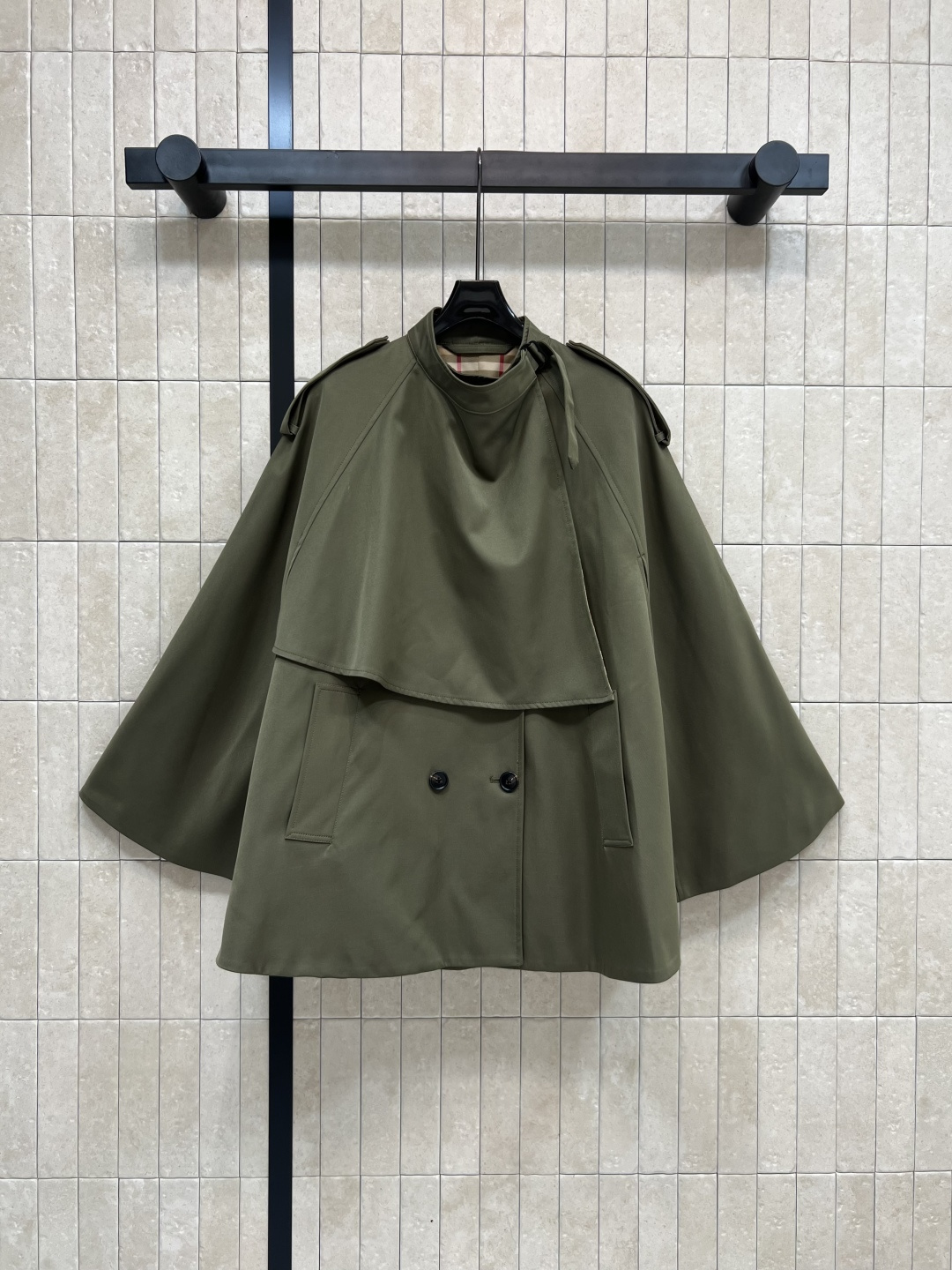 NO:476056,B home 25 early autumn new style, stand-up collar double-breasted cloak windbreaker, fashionable and graceful, short design, the upper body lengthens the body proportions, makes it taller, shoulder-falling and capable tailoring, very inclusive, classic and atmospheric, three-dimensional and stylish, low-key and luxurious texture, classic check lining, everyday versatile and fashionable, two-color three-code Size/S-M-L,,alexander wang19860909B家 25早秋新款 立领双排扣斗篷风衣 时髦又有风度 短款设计 上身拉长身材比例 更显高挑 落肩利落干练剪裁廓形感 很有包容性 经典大气 立体有型 低调奢华质感 经典格纹内衬 日常百搭又时髦 两色三码Size/S-M-L,,alexander wang,Women's clothing