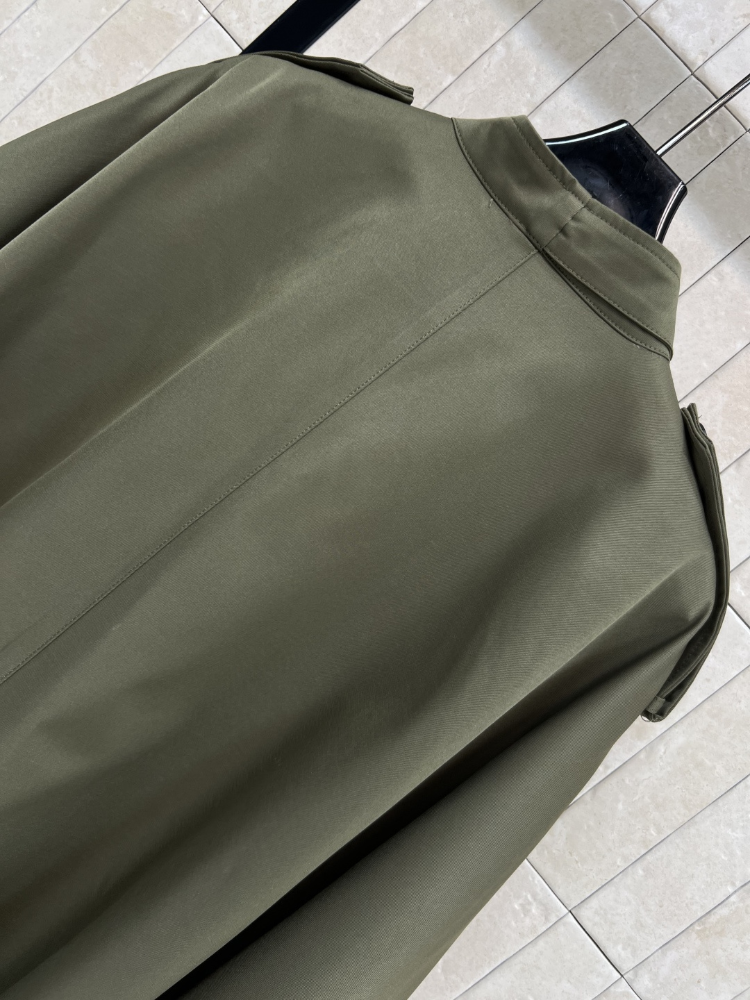 B家 25早秋新款 立领双排扣斗篷风衣 时髦又有风度 短款设计 上身拉长身材比例 更显高挑 落肩利落干练