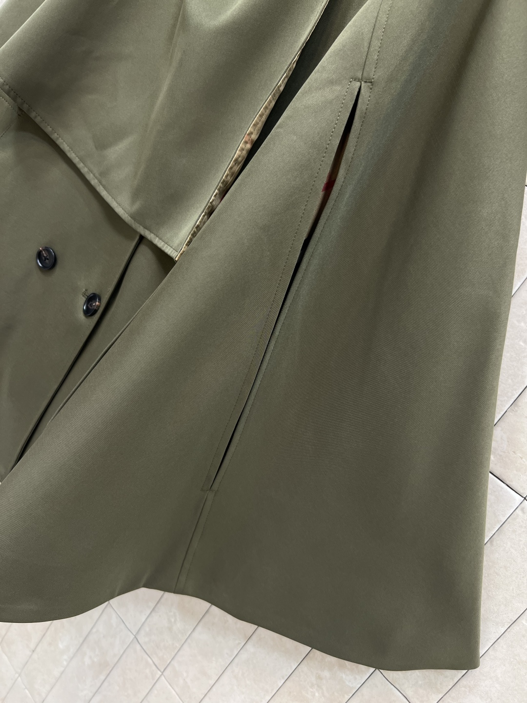 B家 25早秋新款 立领双排扣斗篷风衣 时髦又有风度 短款设计 上身拉长身材比例 更显高挑 落肩利落干练