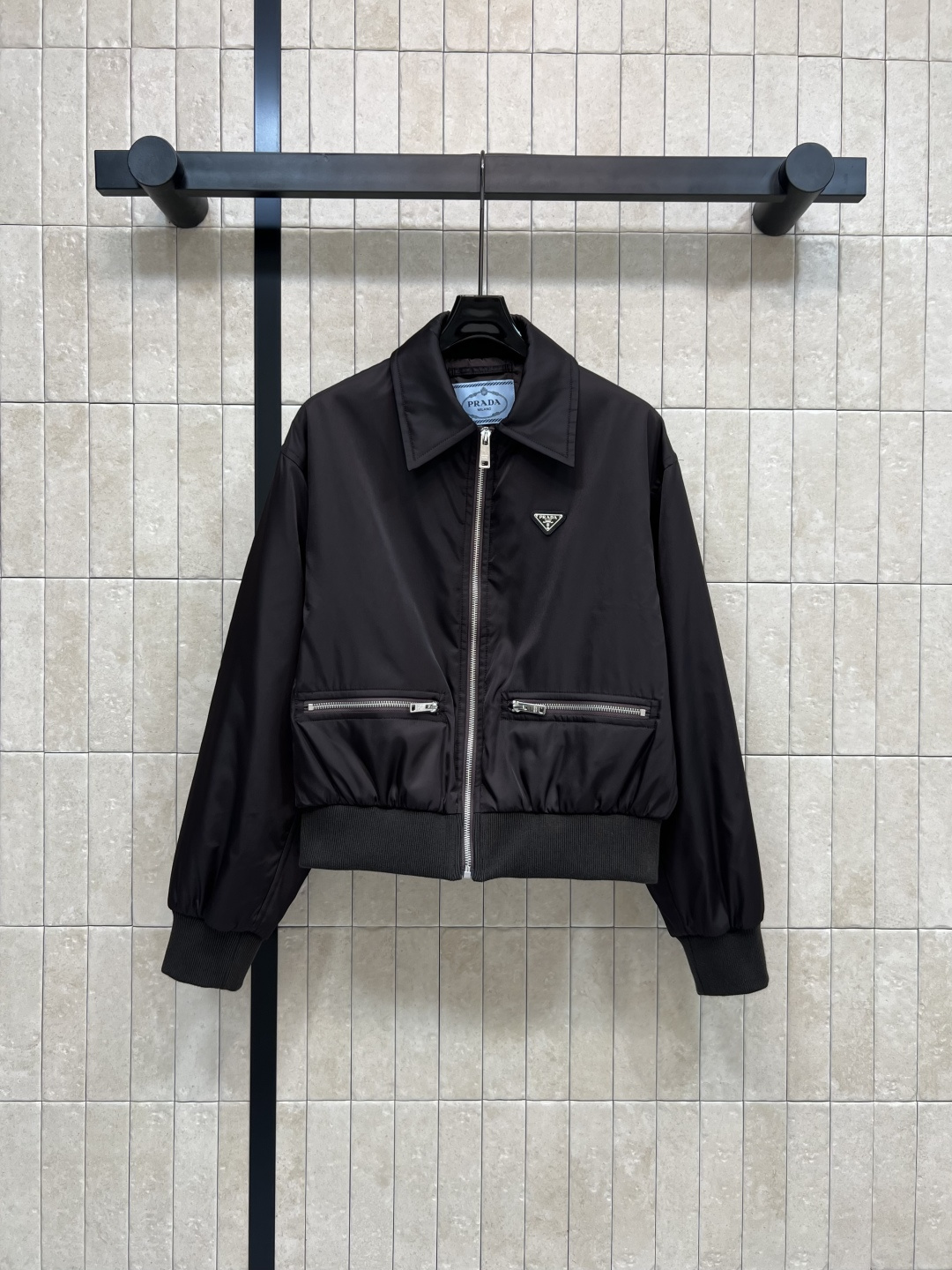 NO:477601,PD Home 25 early autumn new style, triangle zipper jacket, lapel style, capable and handsome, fashionable and classic color matching, soft, sweet and charming, exquisite triangle tweaking embellishment, fashionable and high-end, hem thread splicing design, super cool and handsome, jacket with short skirt, easy to wear to create a sweet and cool sense of fashion, upper body reduces age and shows temperament, easy to wear, not picky for people, commuting and casual, one color three-code Size/S-M-L,,dior, skirts, jackets & coats, jackets & coats, alexander wang19860909PD家 25早秋新款 三角标拉链夹克外套 翻领版型干练帅气 时尚经典的配色打破沉闷 可柔可甜可魅 精致三角标点缀 时髦又高级 下摆螺纹拼接设计 超级酷帅 夹克外套搭配短裙 轻松穿出甜酷的时髦感 上身减龄显气质 好穿不挑人 通勤休闲兼备 一色三码Size/S-M-L,,dior,skirts,jackets & coats,jackets & coats,alexander wang,Women's clothing