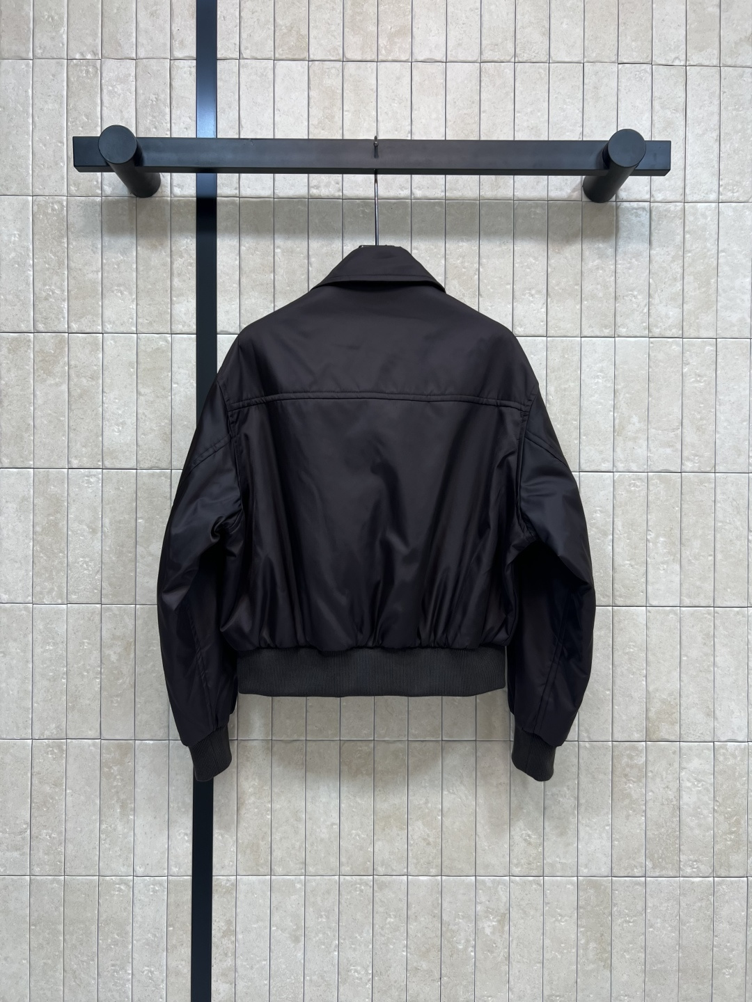 PD家 25早秋新款 三角标拉链夹克外套 翻领版型干练帅气 时尚经典的配色打破沉闷  可柔可甜可魅 精致