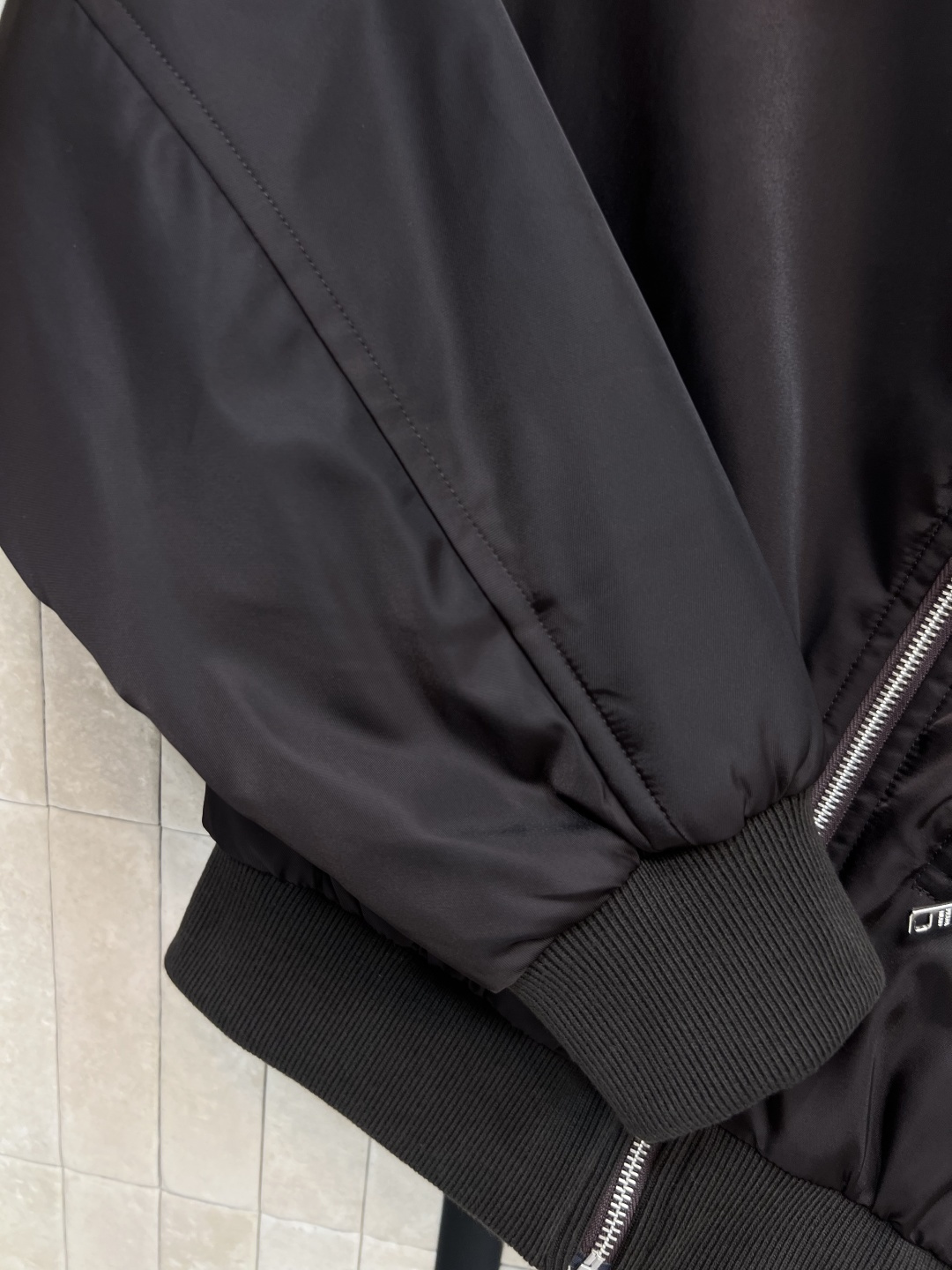 PD家 25早秋新款 三角标拉链夹克外套 翻领版型干练帅气 时尚经典的配色打破沉闷  可柔可甜可魅 精致