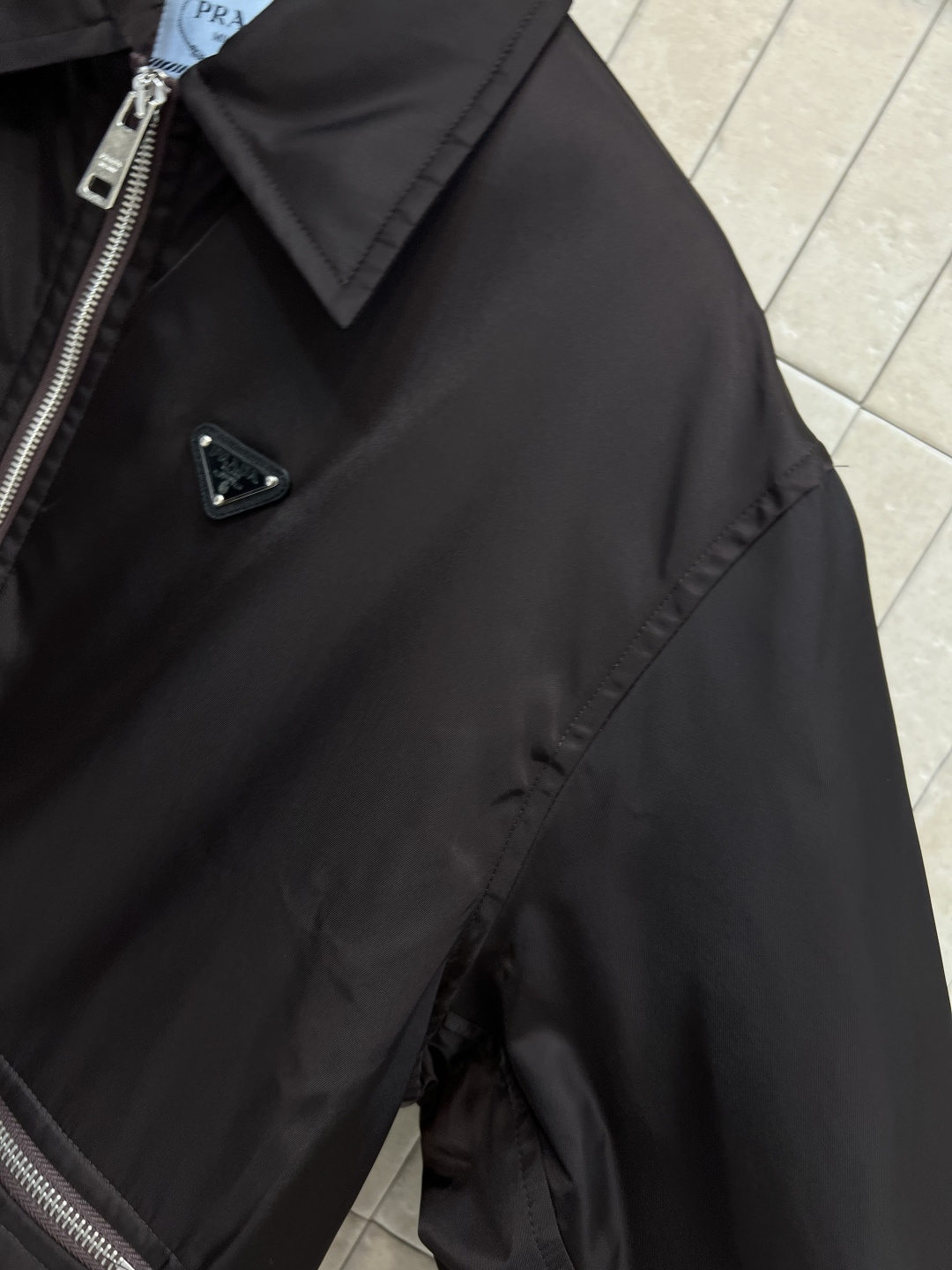 PD家 25早秋新款 三角标拉链夹克外套 翻领版型干练帅气 时尚经典的配色打破沉闷  可柔可甜可魅 精致