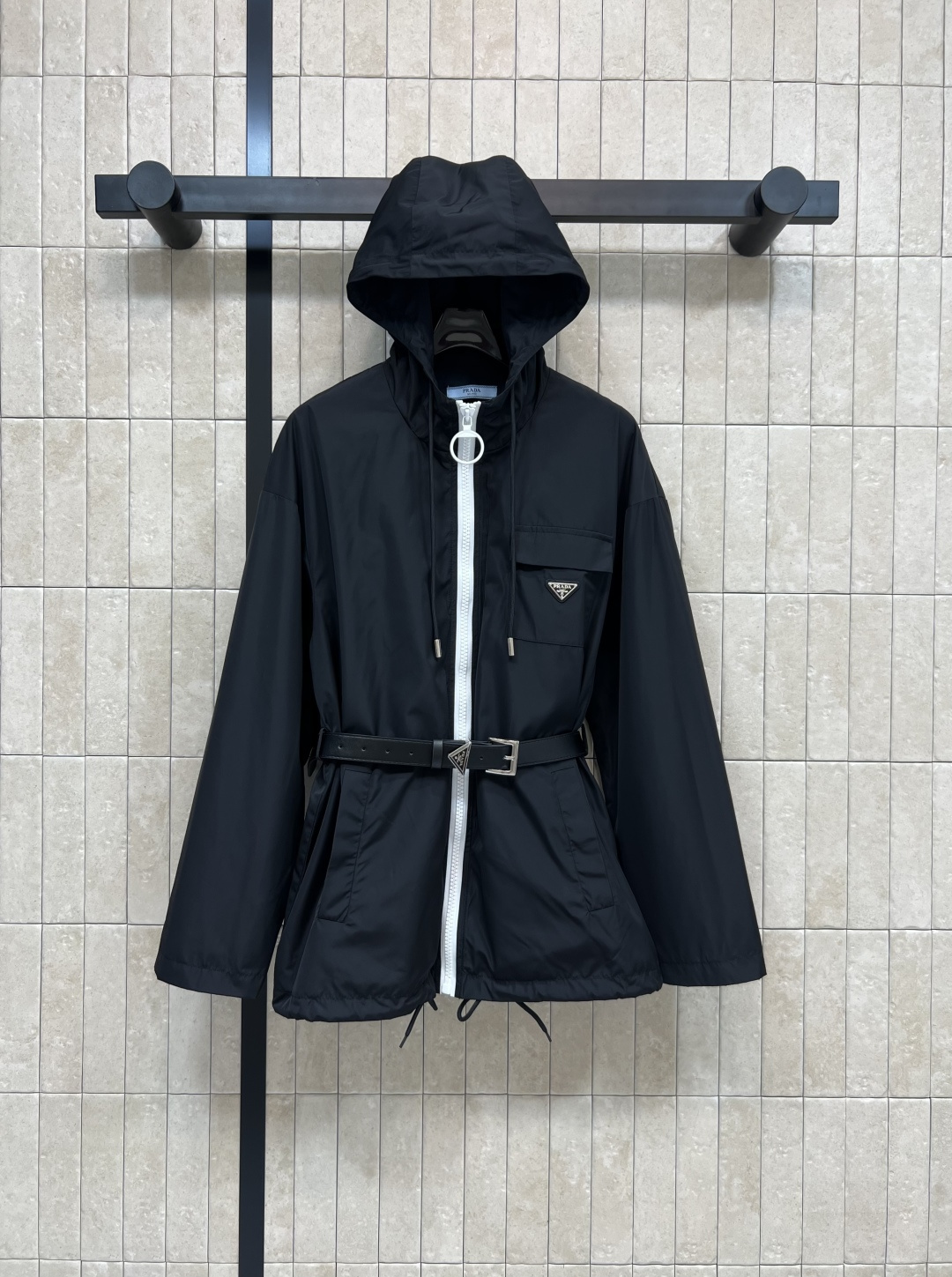 NO:477605,PD Home 25 Early Autumn New Hooded Belt Waisted Nylon Jacket Customized Waterproof Nylon Fabric Excellent Texture Loose and Casual Style Fashionable and Handsome Can Be Sweet and Salt Classic Style versatile and Not Picky The upper body is super handsome and cool, full of styling, One-color three-code Size/S-M-L,,dior, jackets & coats,hats,alexander wang19860909PD家25早秋新款 连帽腰带收腰尼龙外套 定制防水尼龙面料 质感超赞 宽松休闲版型 时髦帅气可甜可盐 经典版型百搭不挑人 上身超级帅气又很酷 造型感十足 一色三码Size/S-M-L,,dior,jackets & coats,hats,alexander wang,Women's clothing