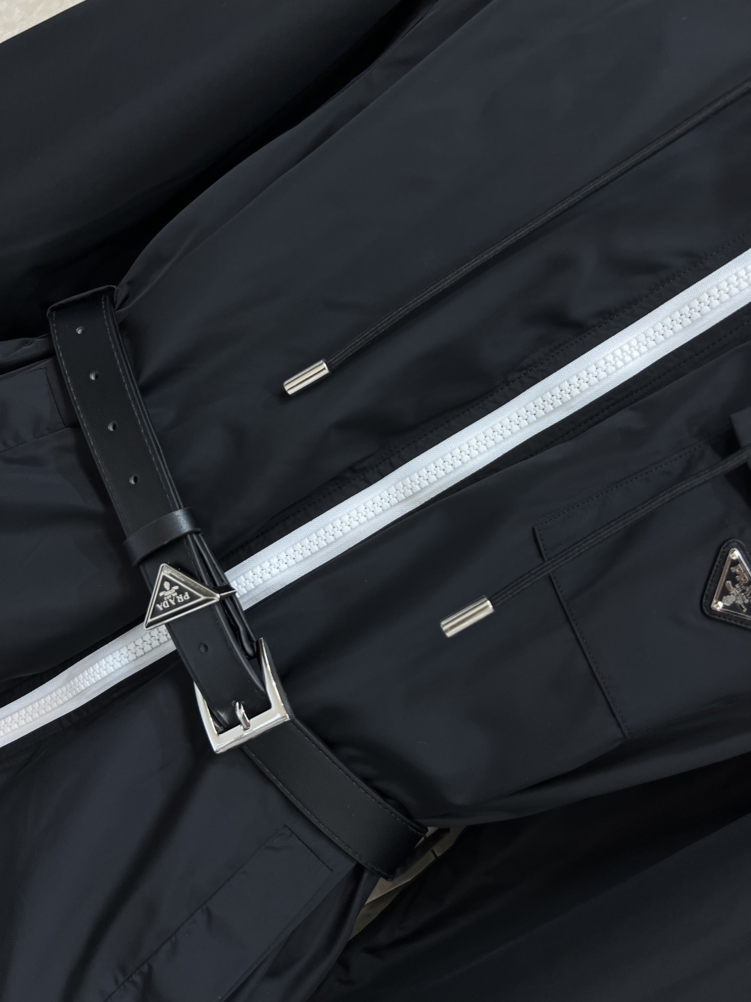 PD家25早秋新款 连帽腰带收腰尼龙外套 定制防水尼龙面料 质感超赞 宽松休闲版型  时髦帅气可甜可盐 