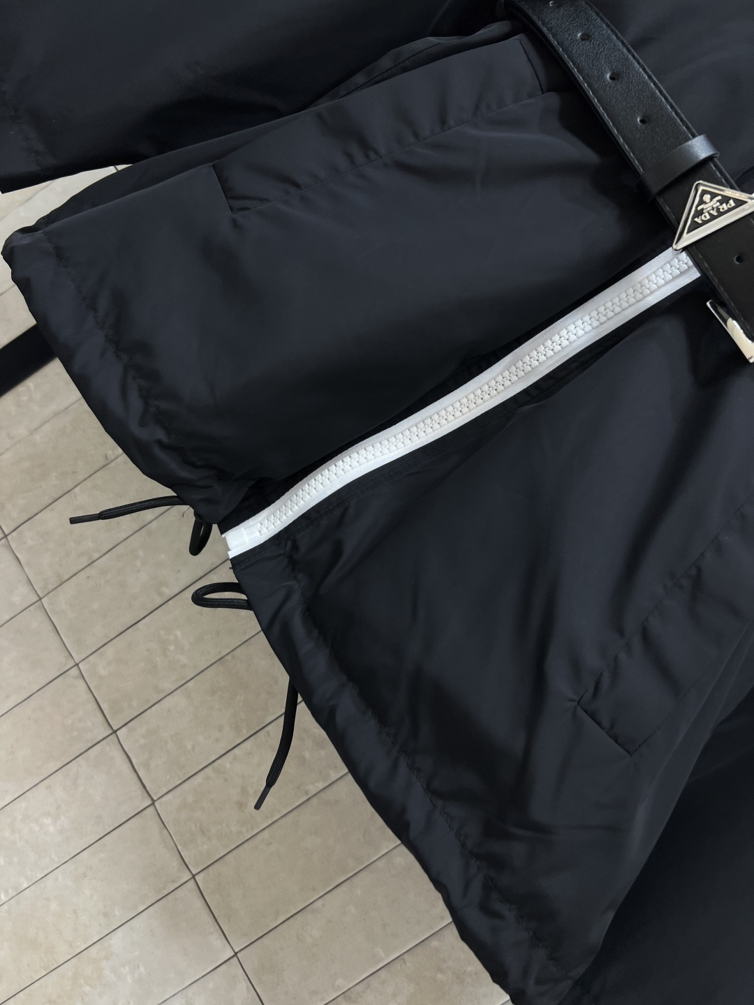 PD家25早秋新款 连帽腰带收腰尼龙外套 定制防水尼龙面料 质感超赞 宽松休闲版型  时髦帅气可甜可盐 