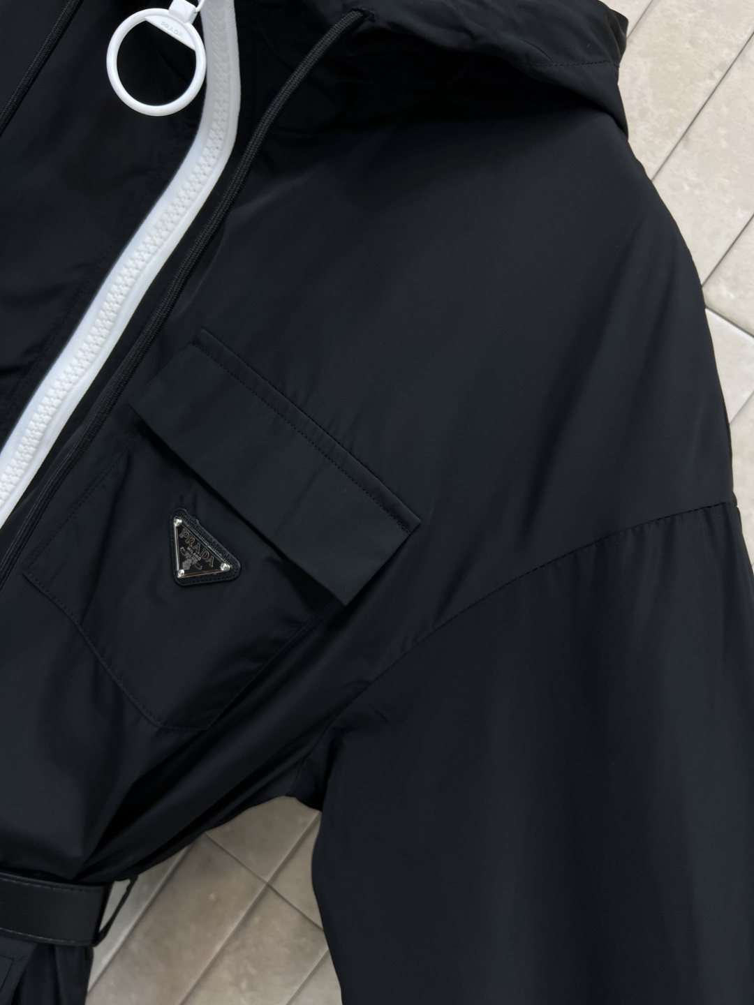 PD家25早秋新款 连帽腰带收腰尼龙外套 定制防水尼龙面料 质感超赞 宽松休闲版型  时髦帅气可甜可盐 